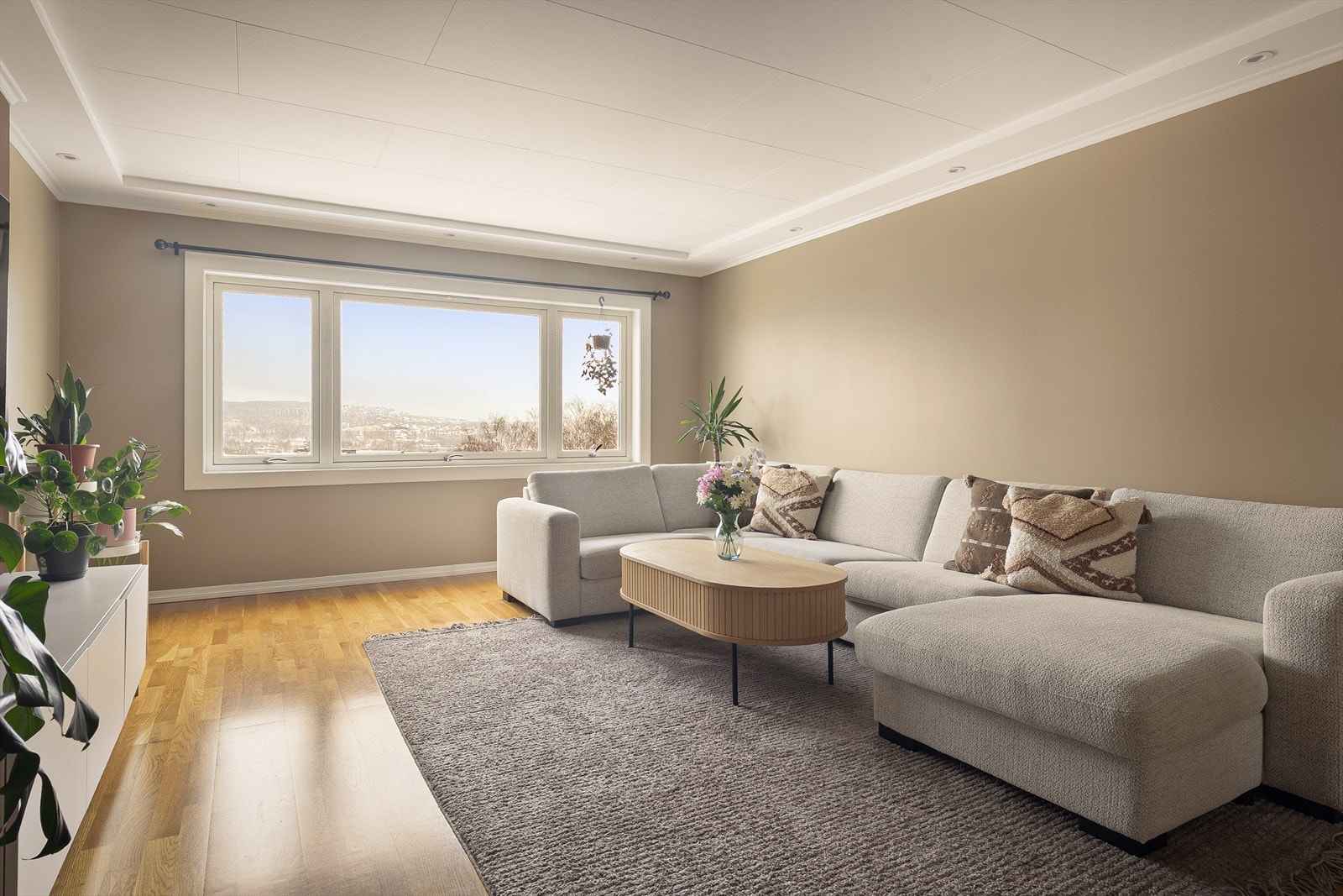 Stuen preges av store vindusflater, og sammen med et gjennomtenkt fargevalg skapes en behagelig og innbydende atmosfære. Galleribilde