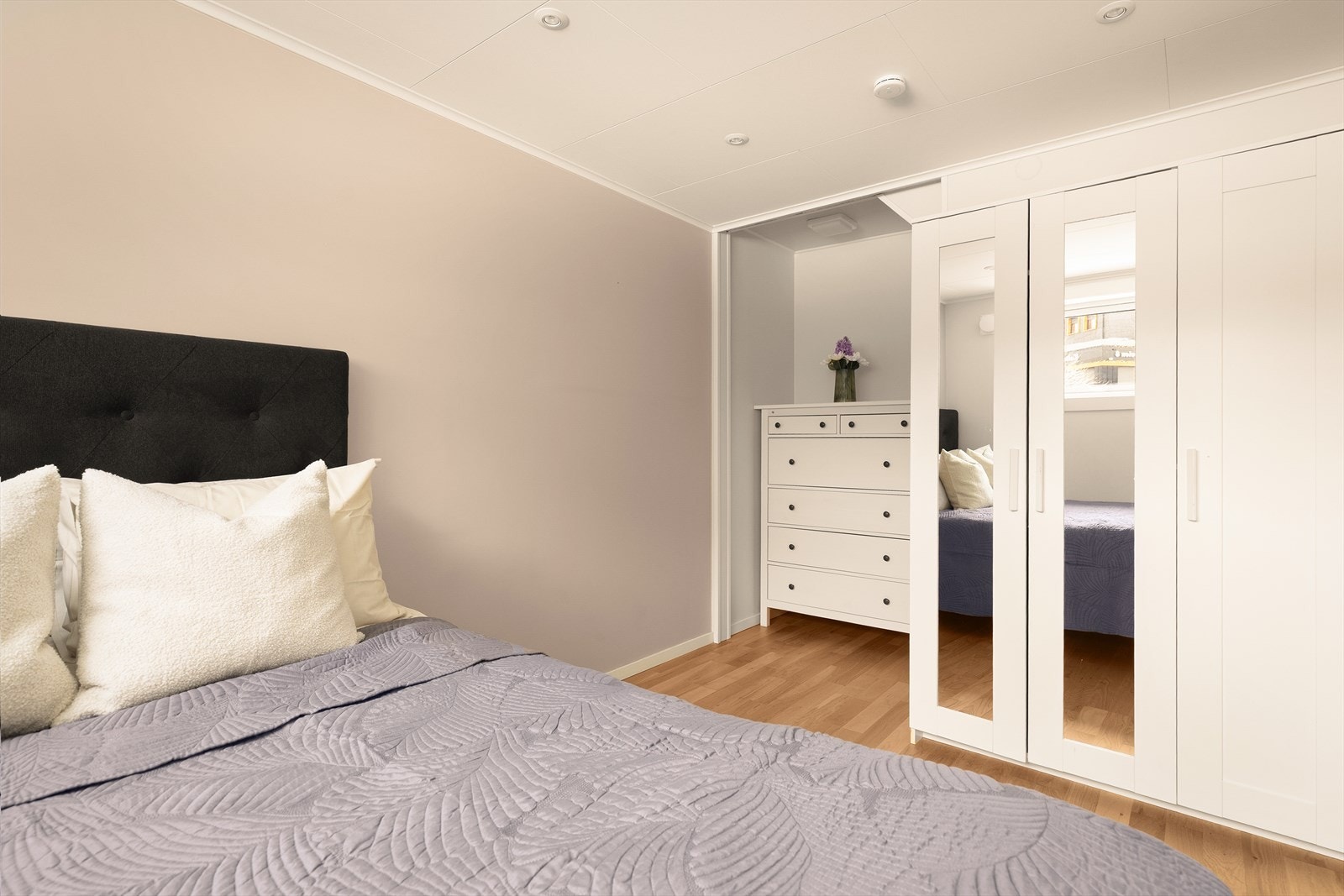 Alle soverommene har vinduer med trelags isolerglass produsert i 2020, samt friskluftsventil på yttervegg. Galleribilde