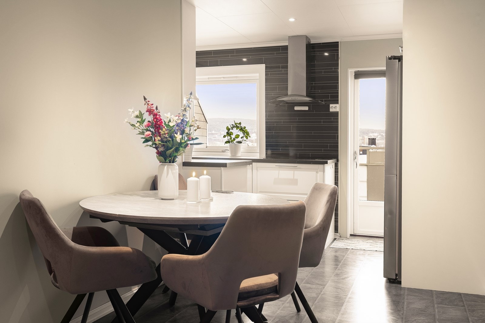 Kjøkkenet i 1. etasje har en åpen og sosial planløsning, med god plass til spisebord i direkte tilknytning til kjøkkeninnredningen. Galleribilde