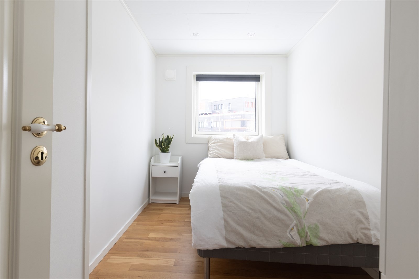 Soverom III har plass til seng, skrivepult og garderobe, og passer utmerket som barnerom, gjesterom eller hjemmekontor. Galleribilde