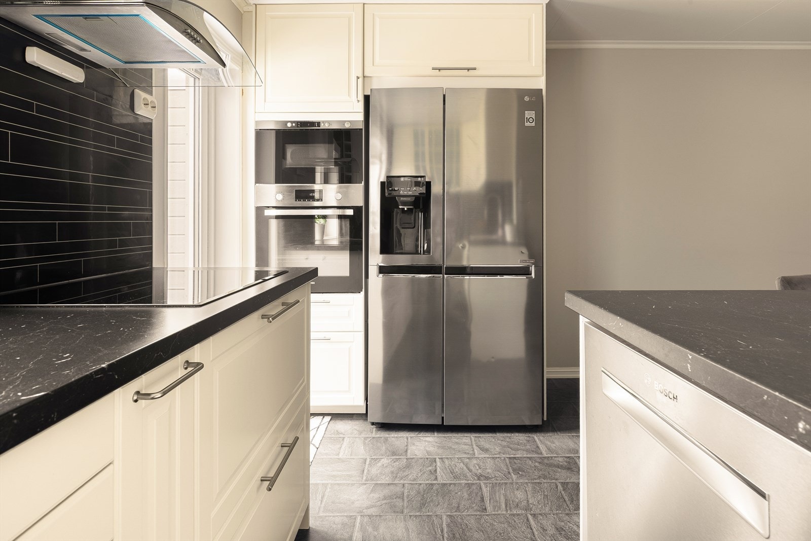 Med så mye oppbevaringsplass blir det enkelt å holde kjøkkenet ryddig og oversiktlig. Galleribilde