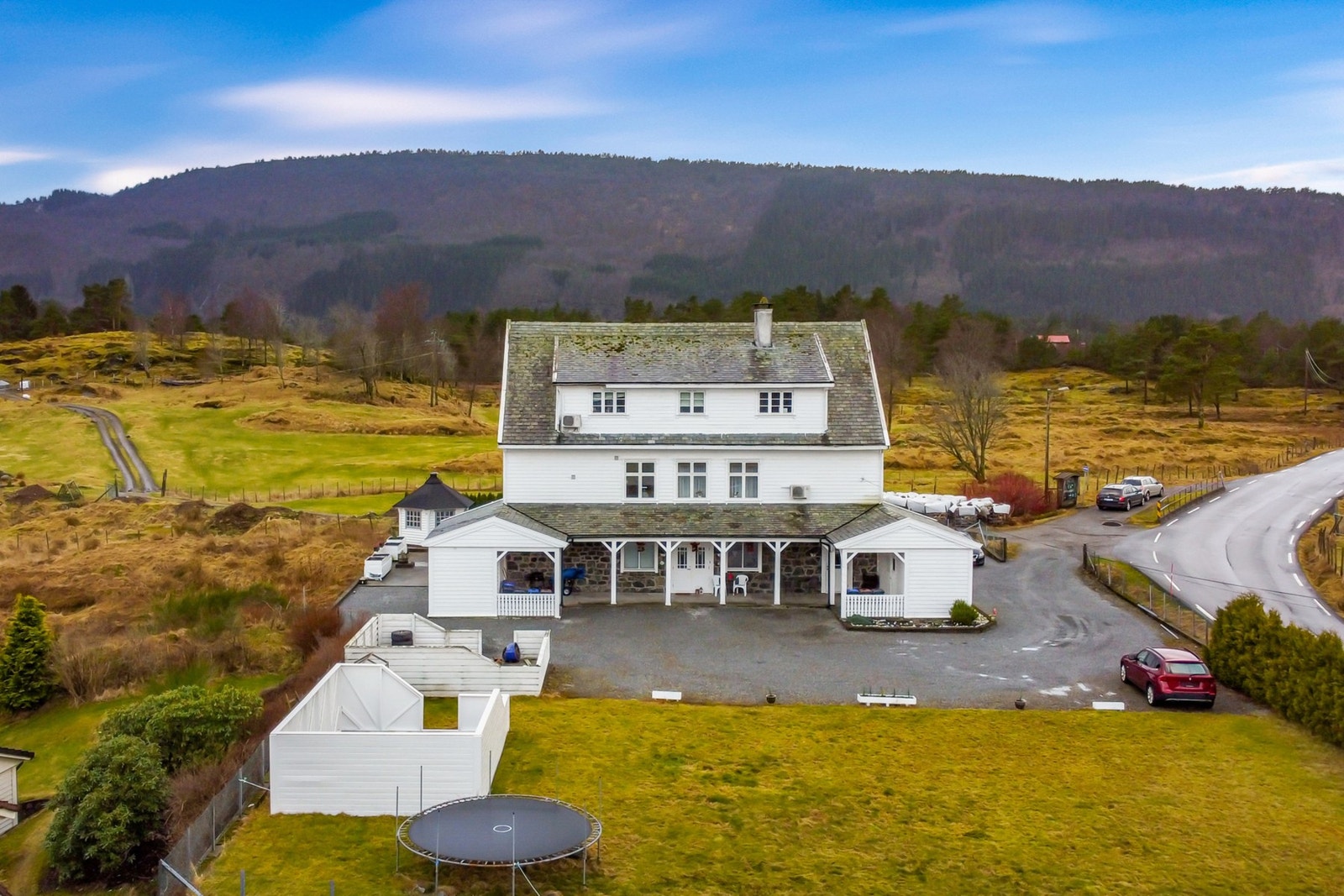 - En 4- roms leilighet med tilbaketrukket beliggenhet, kort vei til både servicetilbud og natur, stor parkering og romslige soverom - Galleribilde