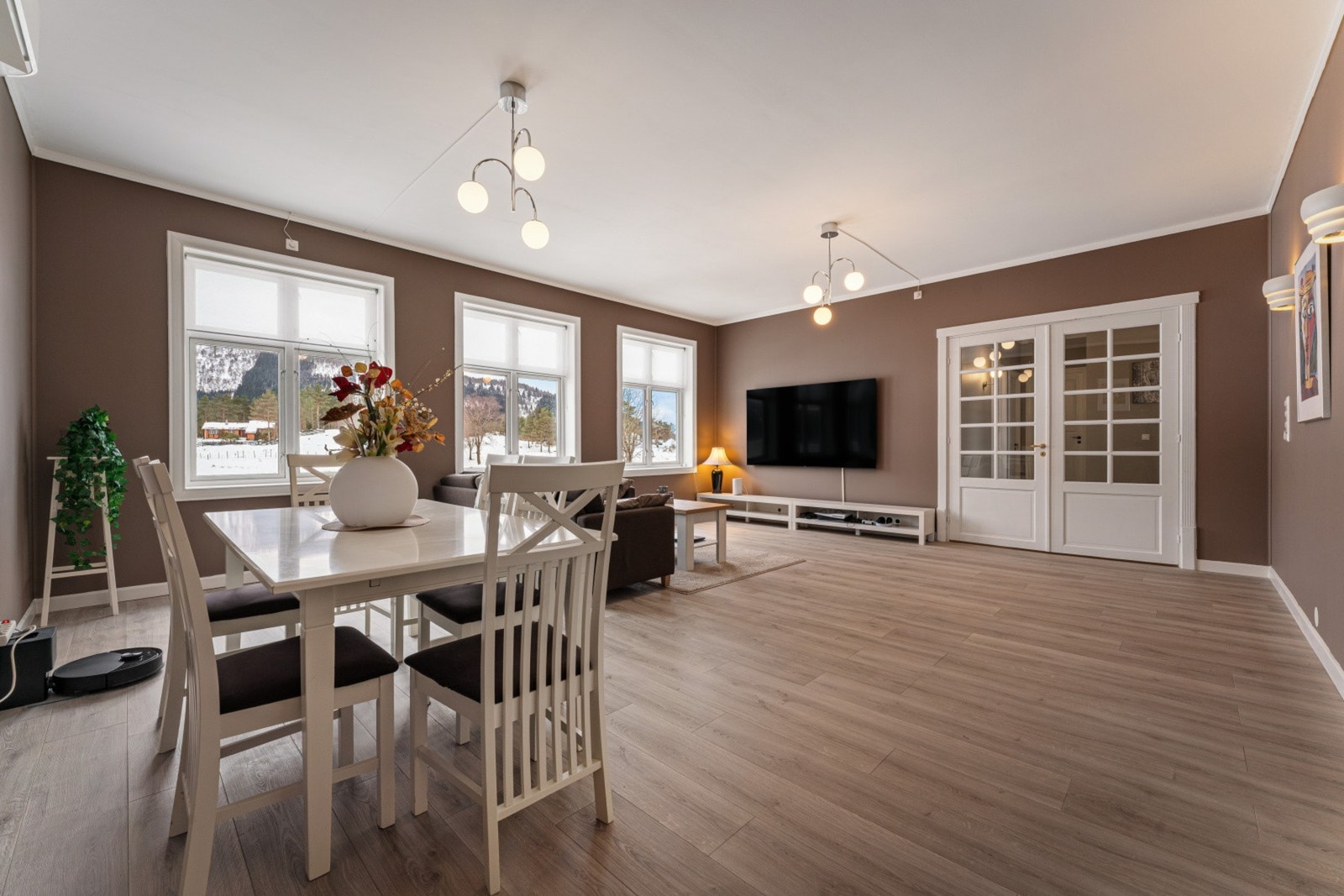 - I stuen er det en takhøyde på hele 2,94 meter - Galleribilde