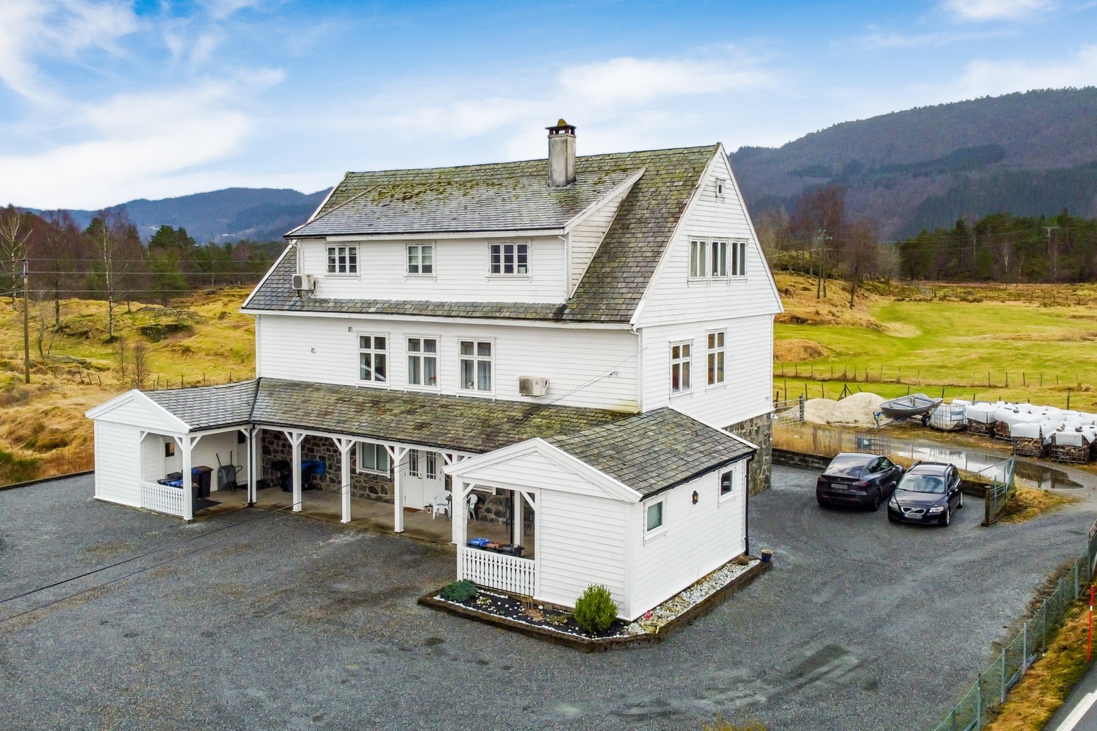 - Det er gode parkeringsmuligheter på eiendommen - Galleribilde