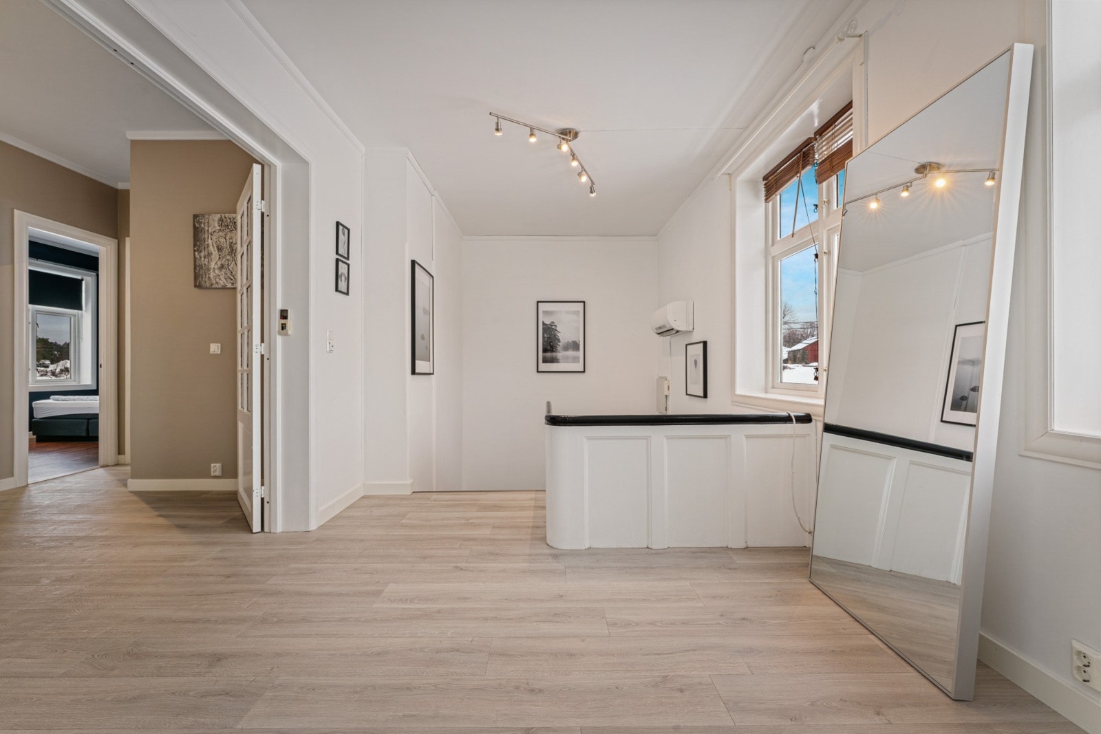 - Her er det god plass til oppsett av garderobeløsninger - Galleribilde