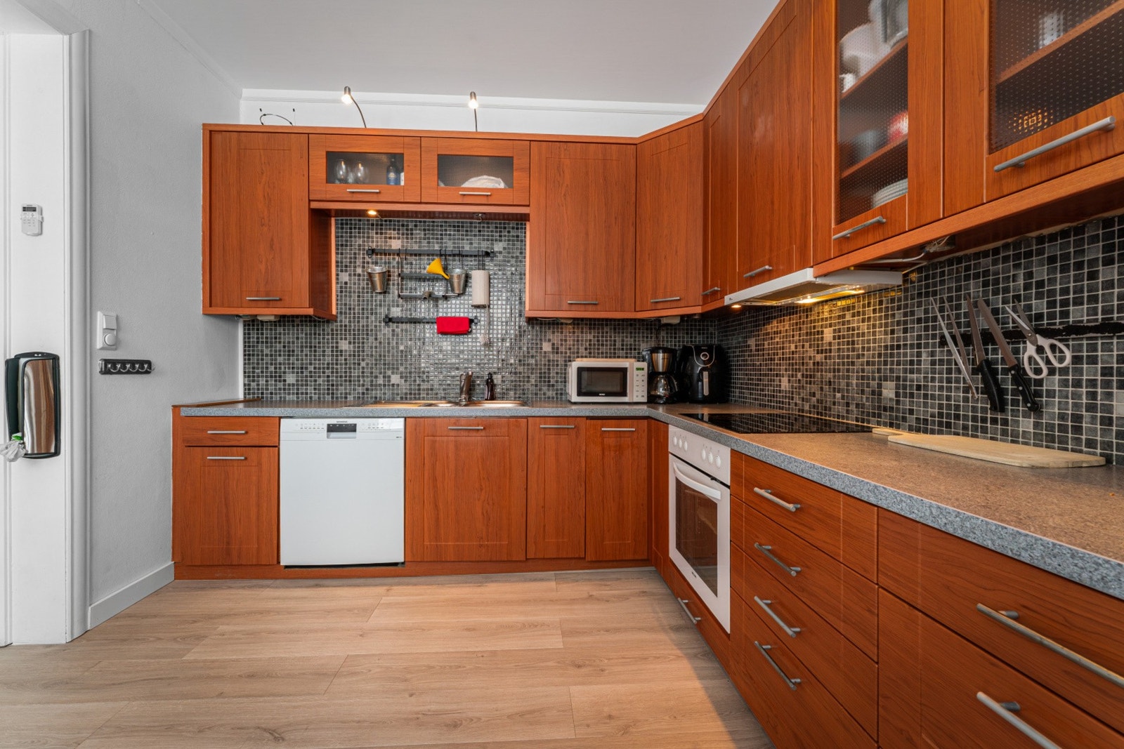 - Kjøkkeninnredning med profilerte fronter, benkeplate av laminat, dobbel stålkum og mosaikkfliser - Galleribilde