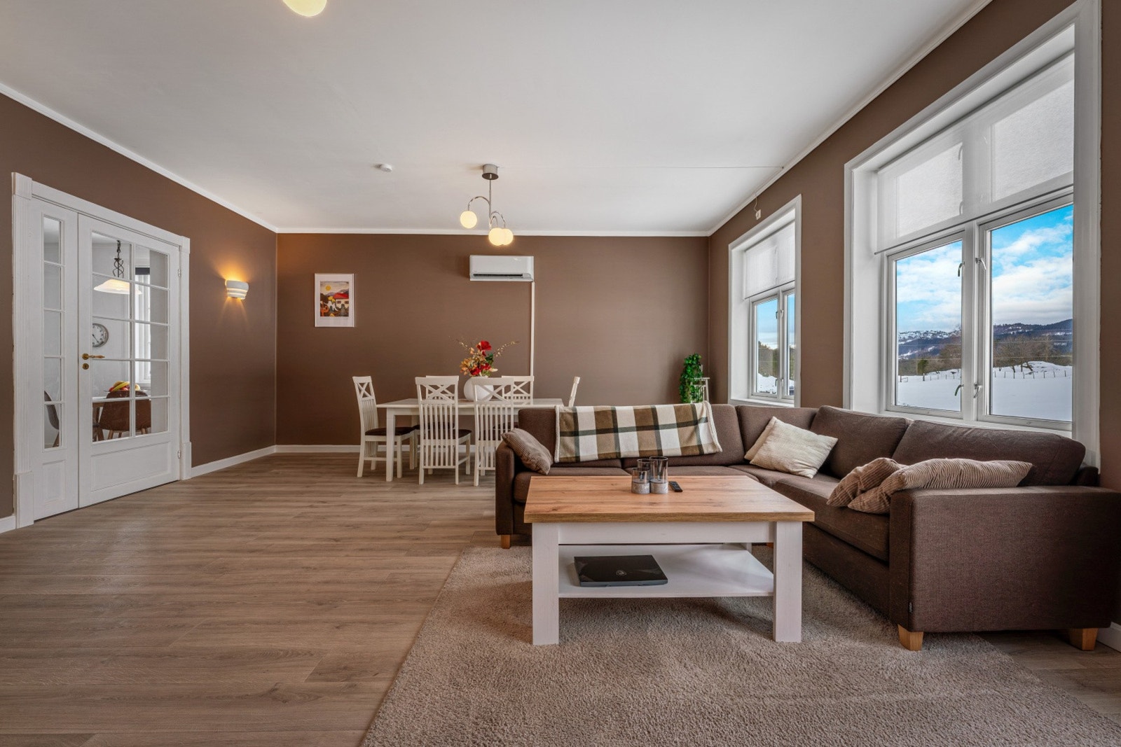 - Innvendige vegger er gipset og malt i nyere tid - Galleribilde