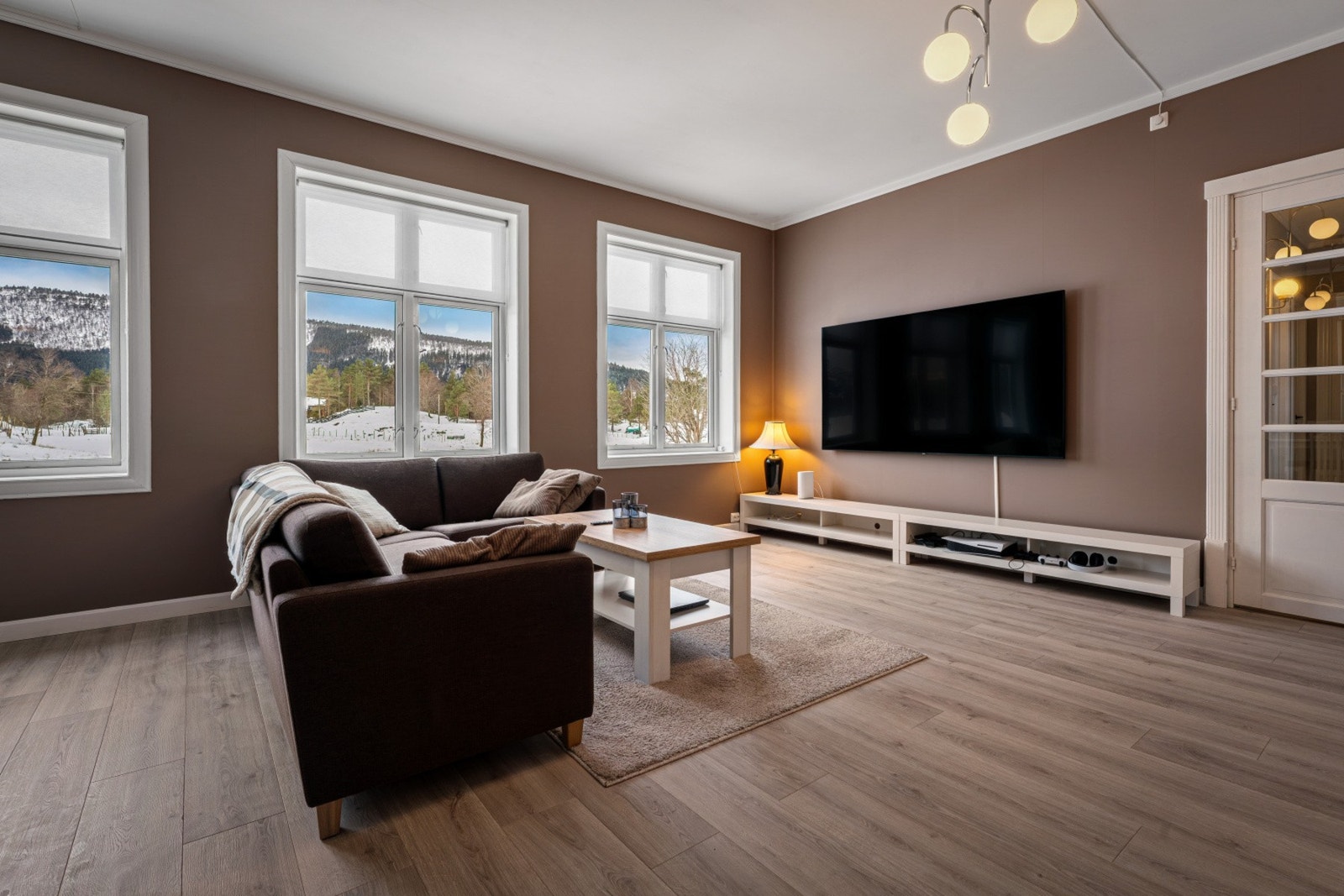 - Det er varmepumpe i både stue og gang fra Mitsubishi og Toshiba - Galleribilde