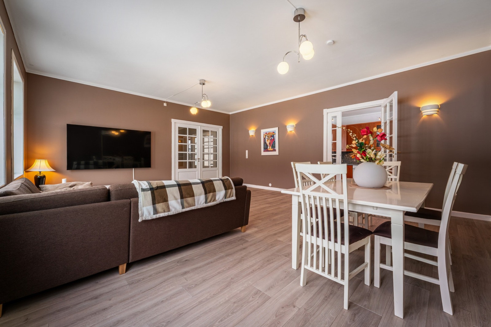 - I ny tid er det lagt varmekabler i stue og gang - Galleribilde