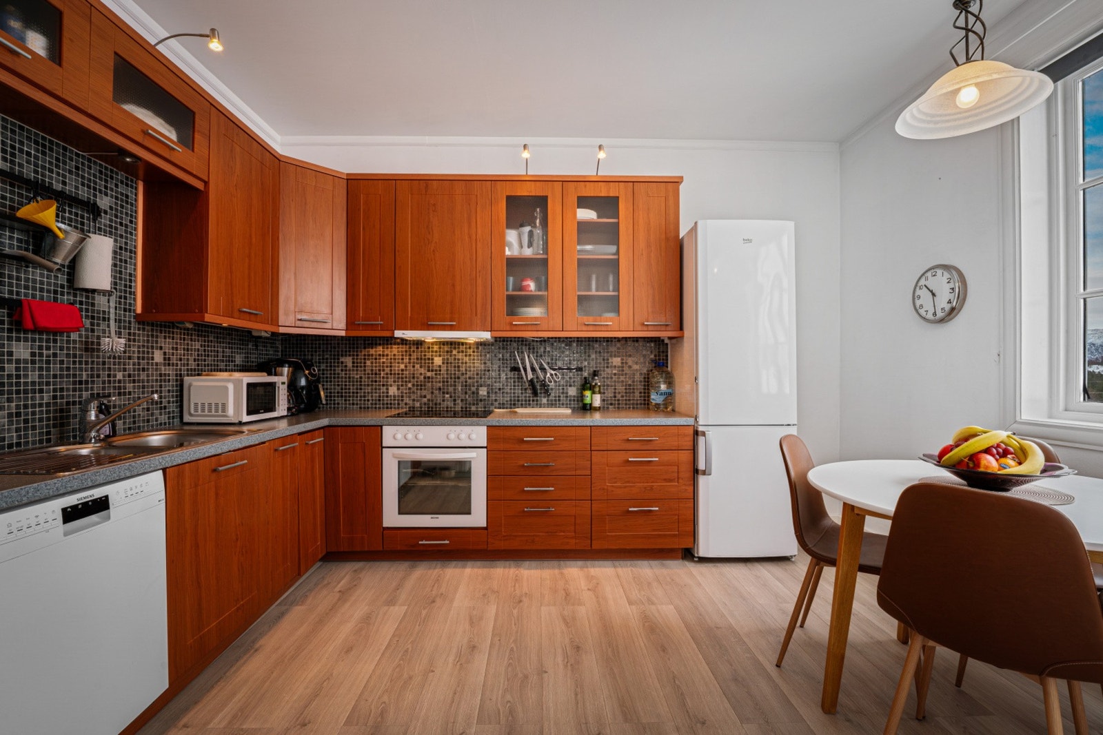 - Integrerte hvitevarer som stekeovn, platetopp, kombiskap og oppvaskmaskin medfølger - Galleribilde