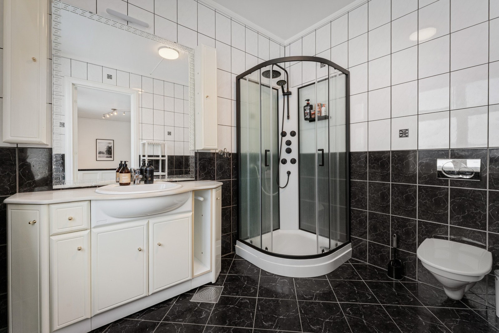 - Badet er lagt med keramiske fliser på gulv og vegger - Galleribilde