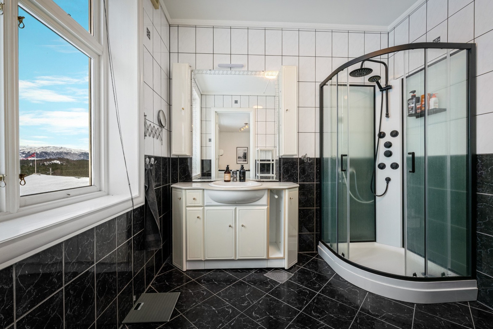 - Badet måler 6,43 kvm - Galleribilde