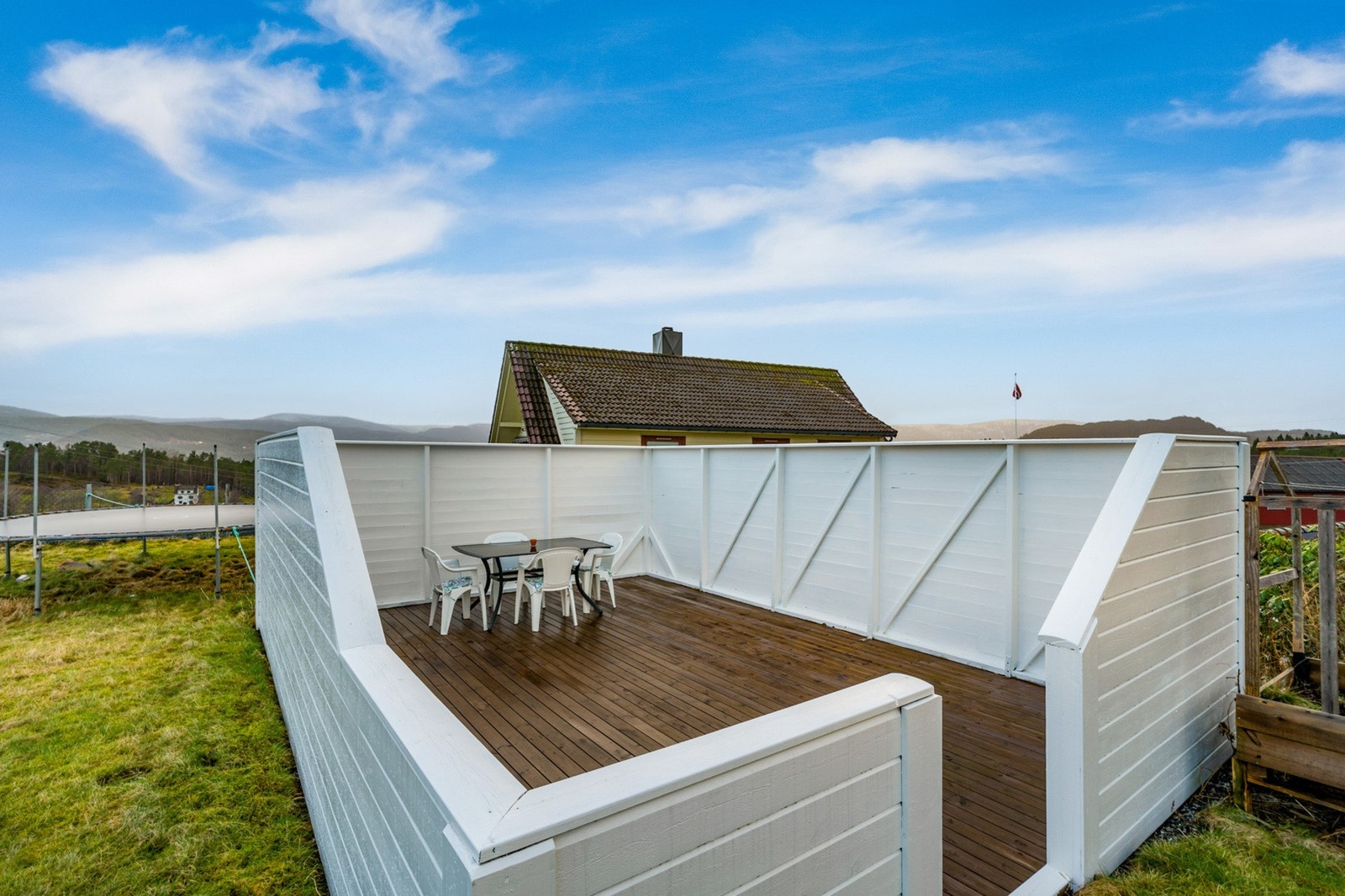 - Felles terrasse på fremsiden av boligen på 28 kvm - Galleribilde