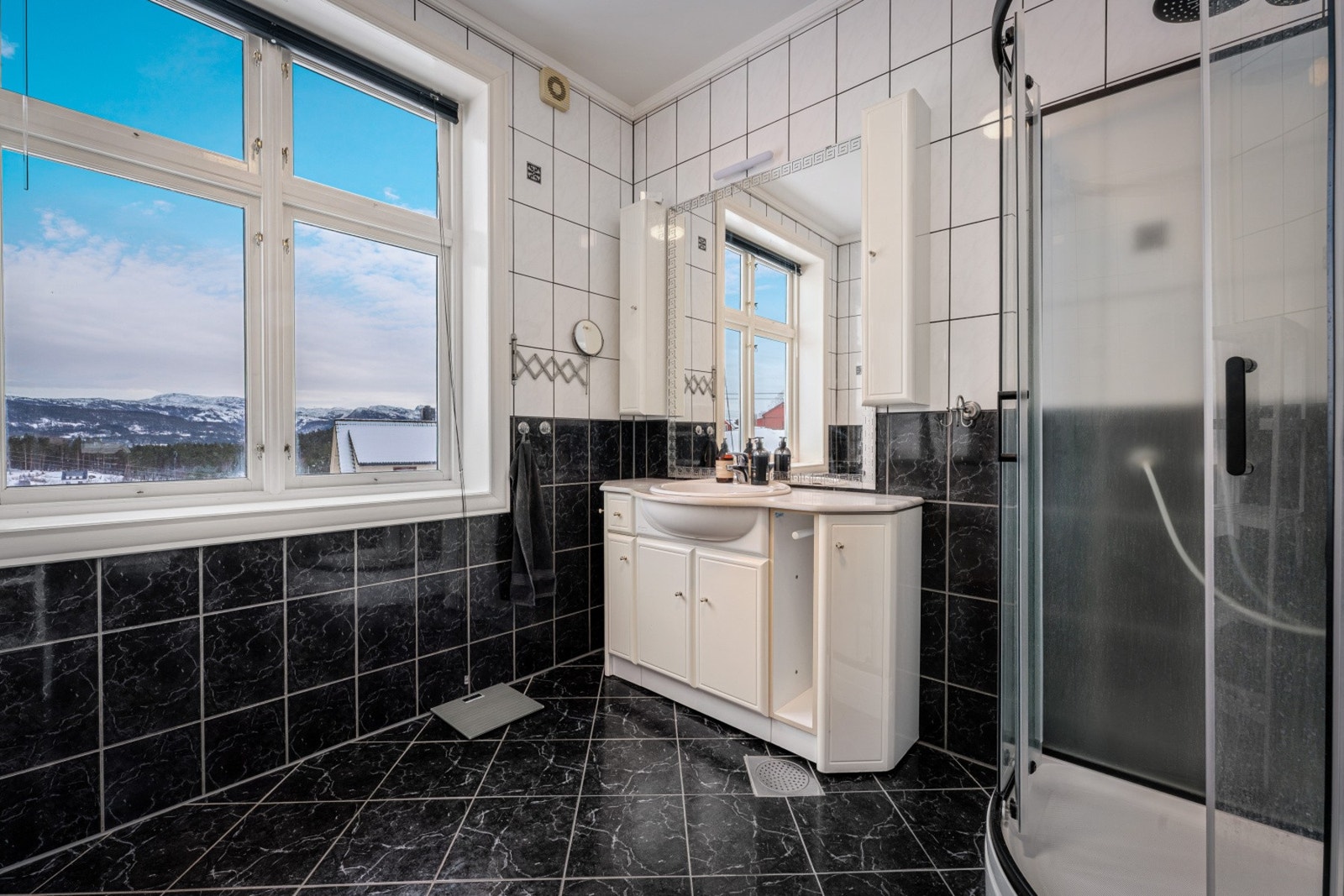 - Baderomsinnredning som håndvask med underskap, speil og belysning, dusjkabinett og vegghengt wc - Galleribilde