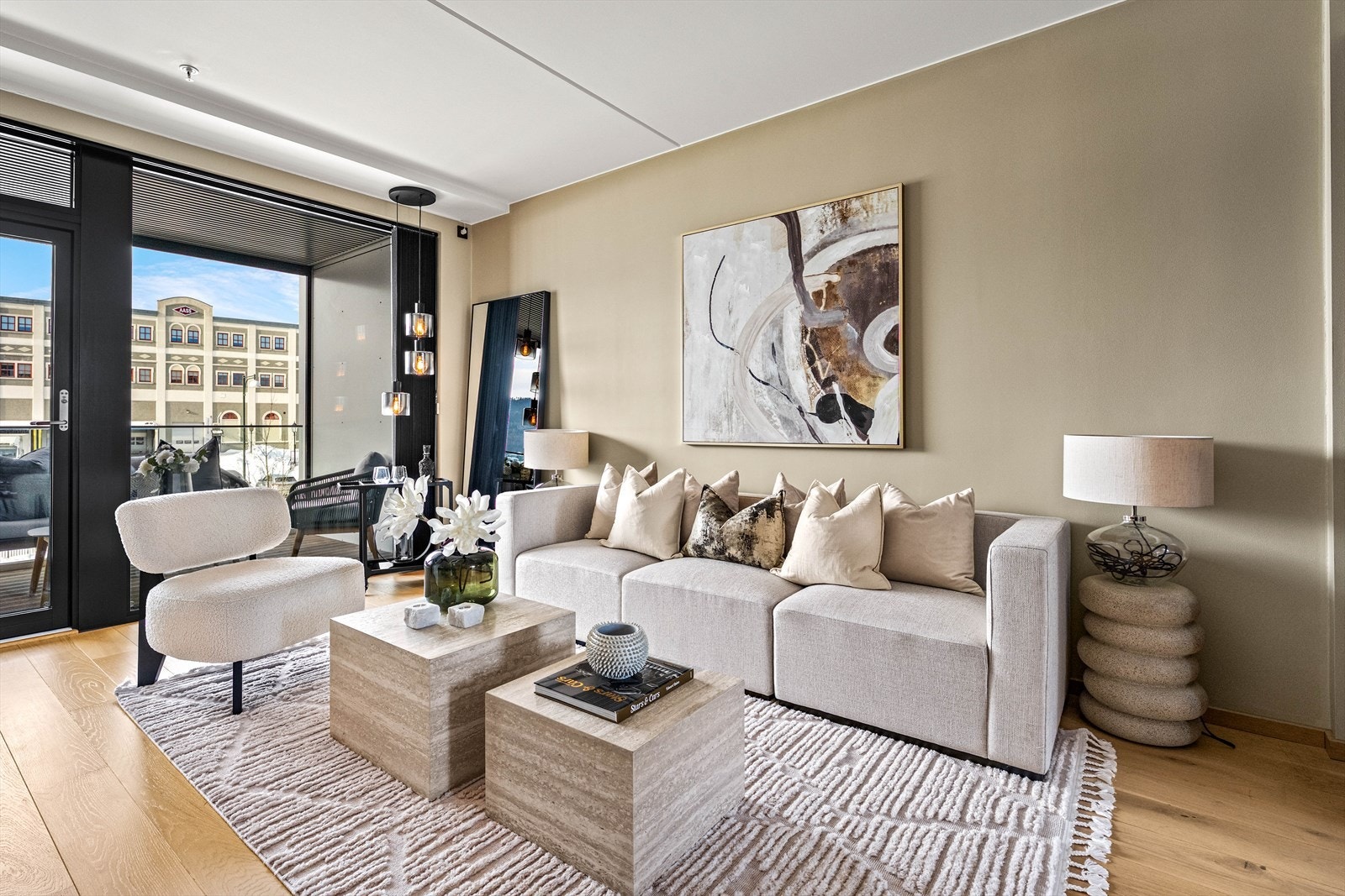 Veggflatene er malt i en stilren og moderne fargepalett, mens gulvene er belagt med elegant 1-stavs parkett. Galleribilde