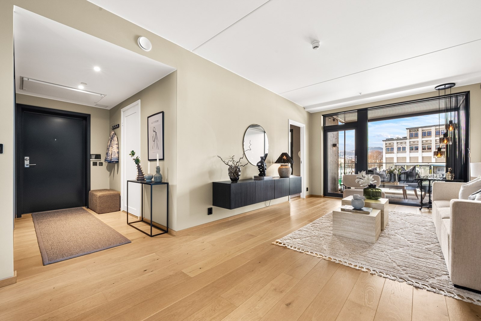 Dette er en moderne og innbydende leilighet med nøye gjennomtenkte løsninger og et stilrent design på alt fra materialvalg til tekniske detaljer. Her kan du flytte rett inn! Galleribilde