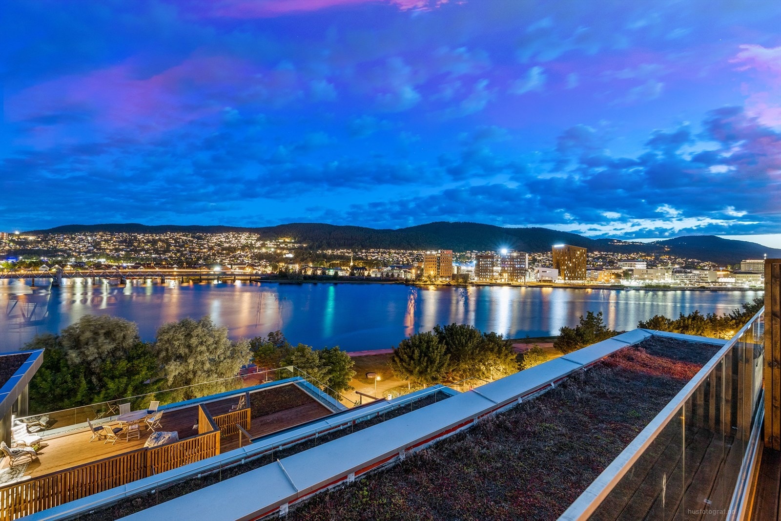 Sameiet har en romslig og imponerende felles takterrasse med en fantastisk utsikt over fjorden og de omkringliggende åskammene. Galleribilde