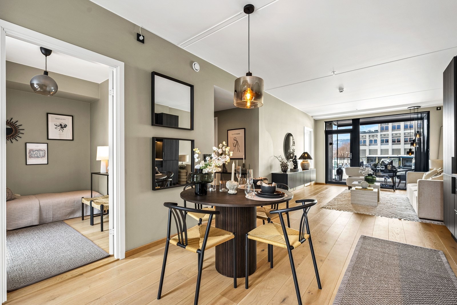 Adkomst til soverom 2 også fra stuen. Galleribilde