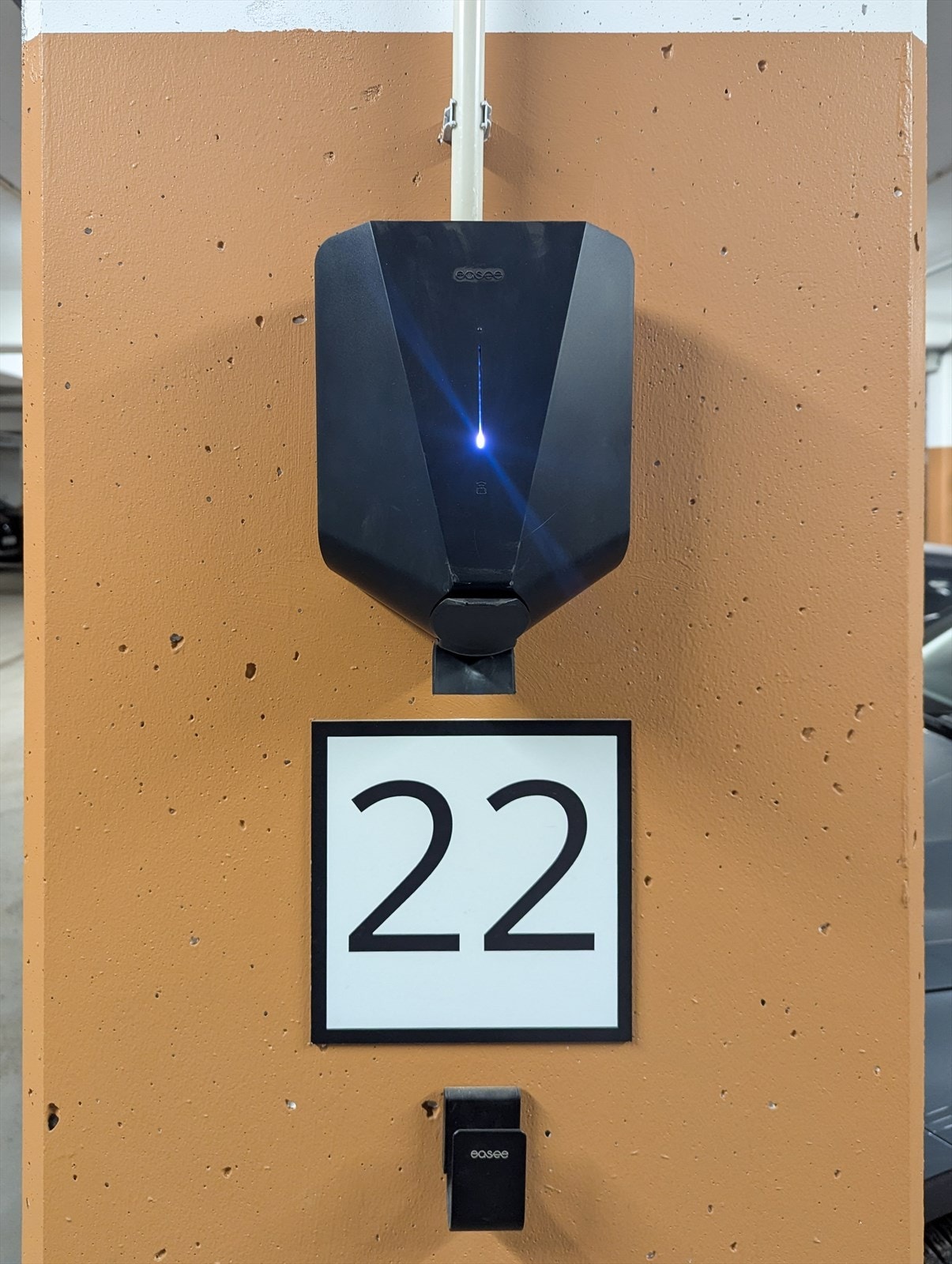 Plassen er markert med 22 og har elbil-lader montert. Galleribilde