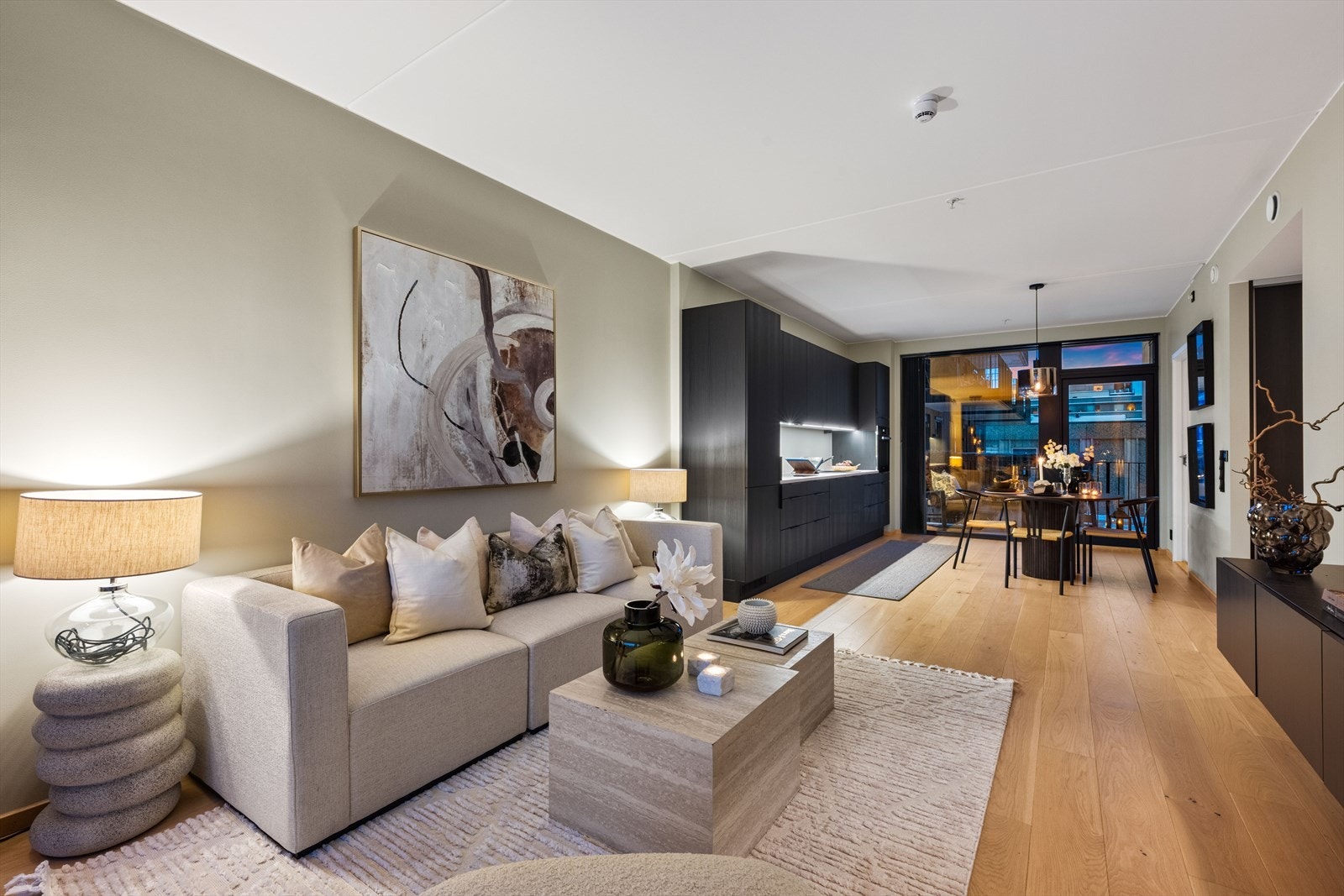 Åpen, sosial løsning fra stuen mot kjøkkenet. Galleribilde