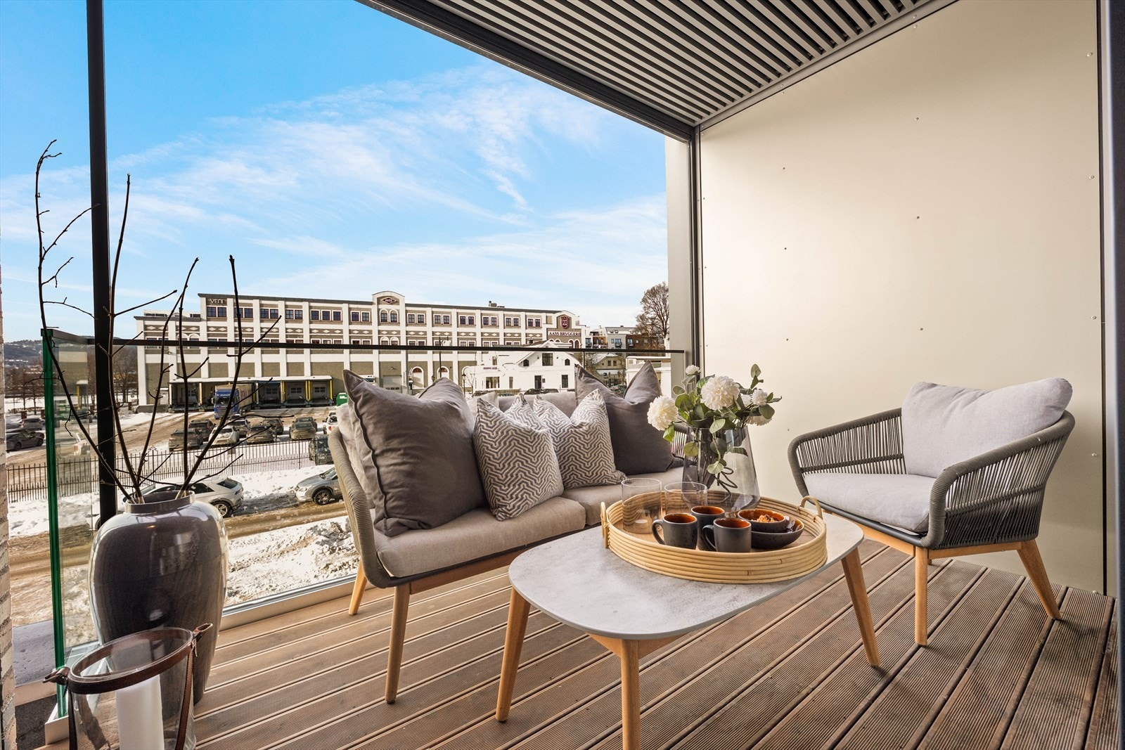 Verandaen har god plass til utemøbler og har praktisk solskjermingssystem. Galleribilde