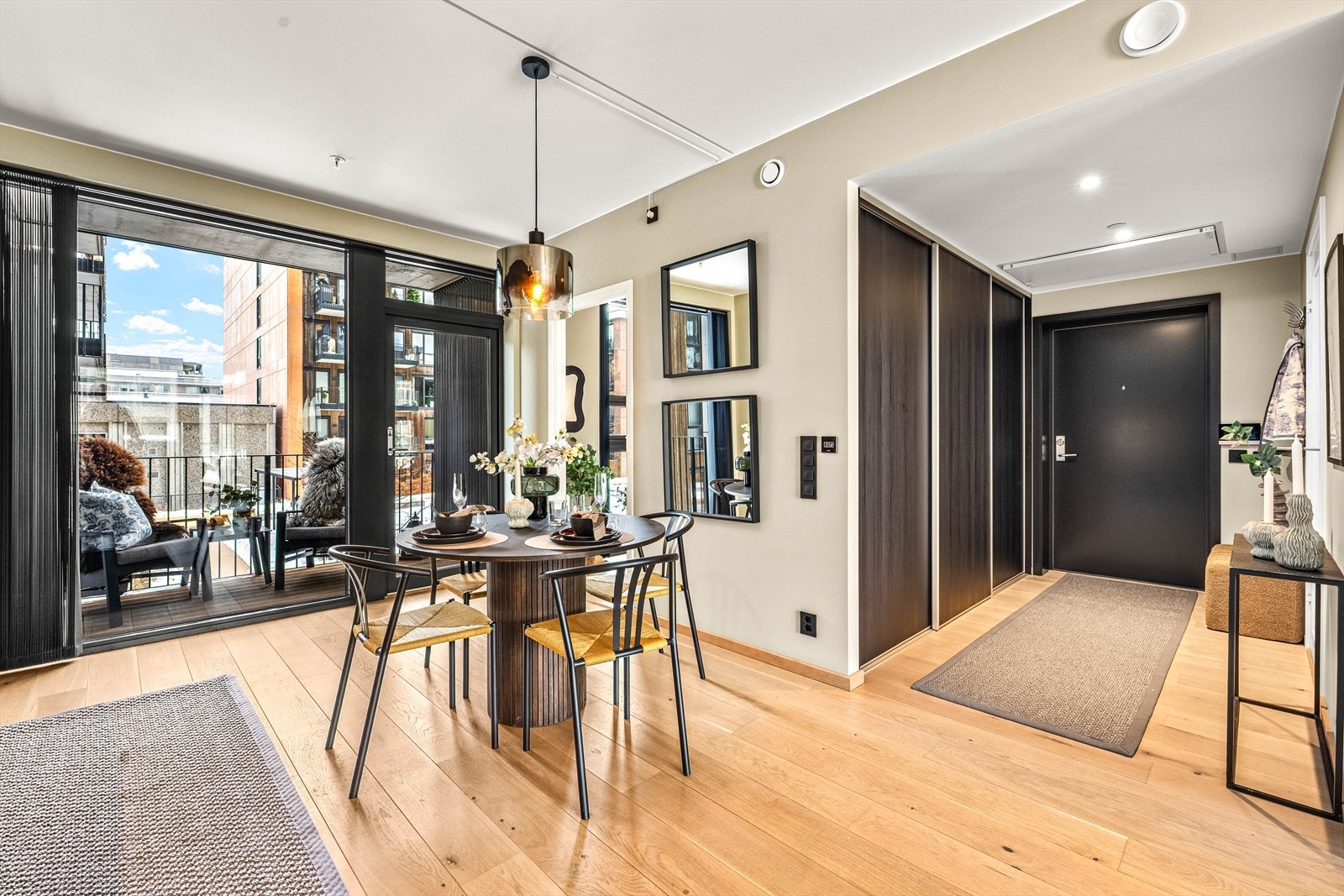 Hyggelig spiseplass ved utgangen til veradaen. Galleribilde