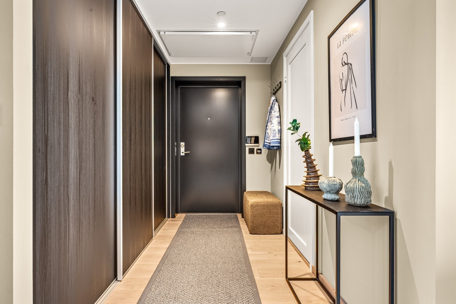 Romslig gang ønsker velkommen inn. Galleribilde