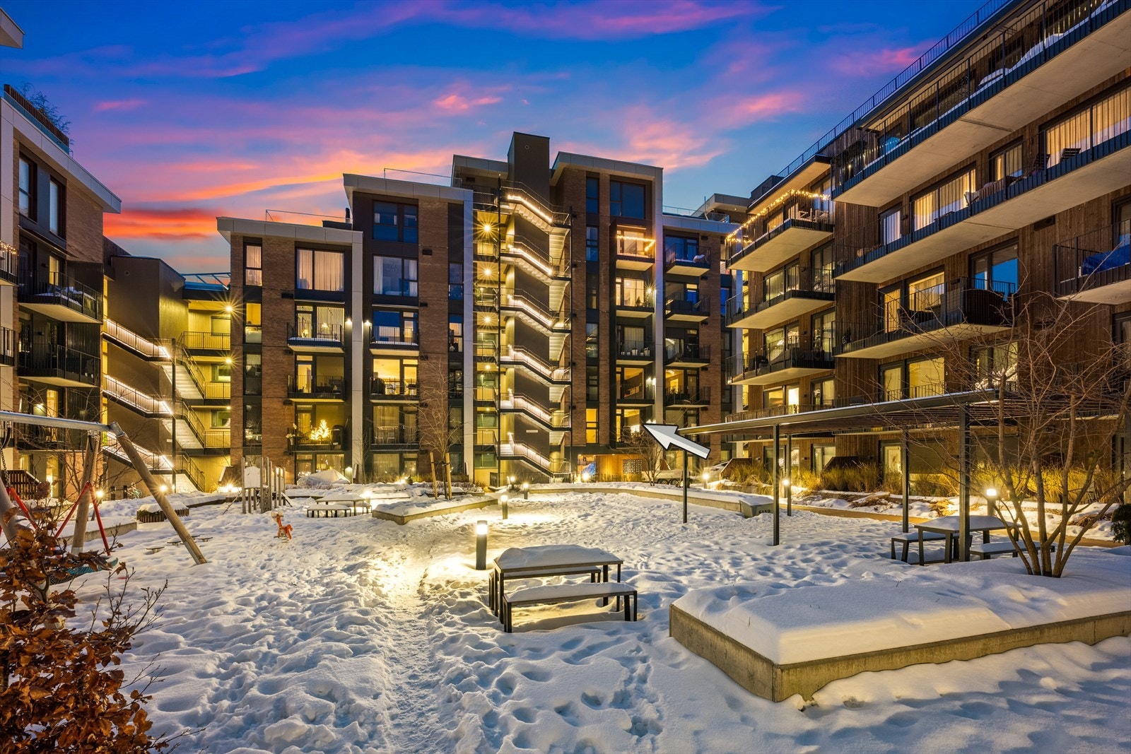 I Svanegangen og Losjeplassen 6 bor du i et område med flotte parkmessig opparbeidede fellesarealer med plen, sittebenker og brede gangstier. Galleribilde