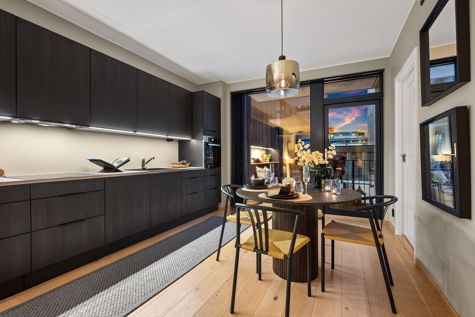 Utgang fra kjøkkenet til veranda mot atriet. Galleribilde