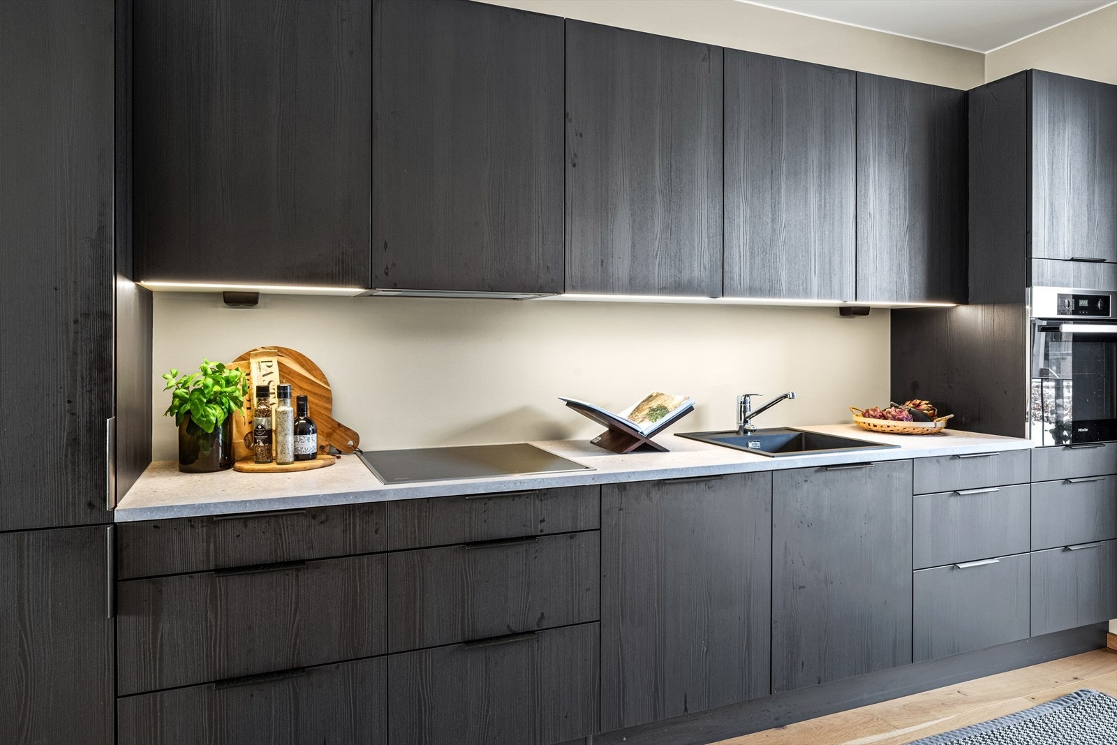 Integrerte hvitevarer med kjøl-/fryseskap, oppvaskmaskin, induksjonstopp og stekeovn. Galleribilde