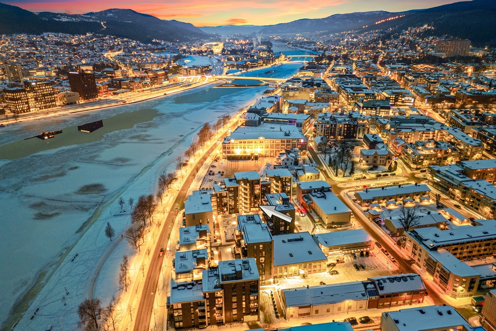 Fra leiligheten kan du nyte en kort spasertur til den flotte Strandpromenaden og Bragernes strand, som byr på kilometervis av turveier langs elva, badeplasser og rekreasjonsområder. Galleribilde