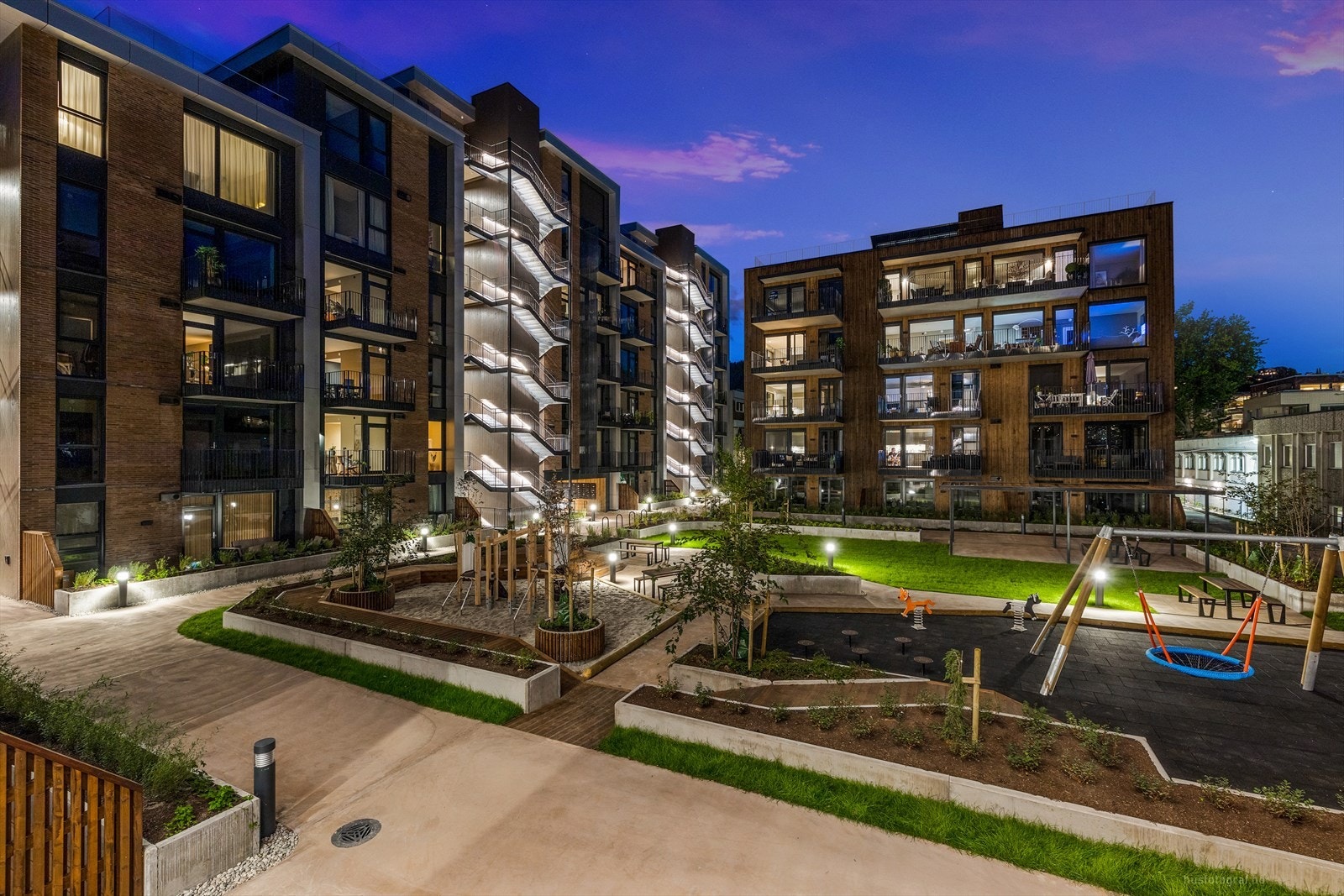 Det er sittebenker strategisk plassert rundt på området, blant annet én under en pergola. Galleribilde