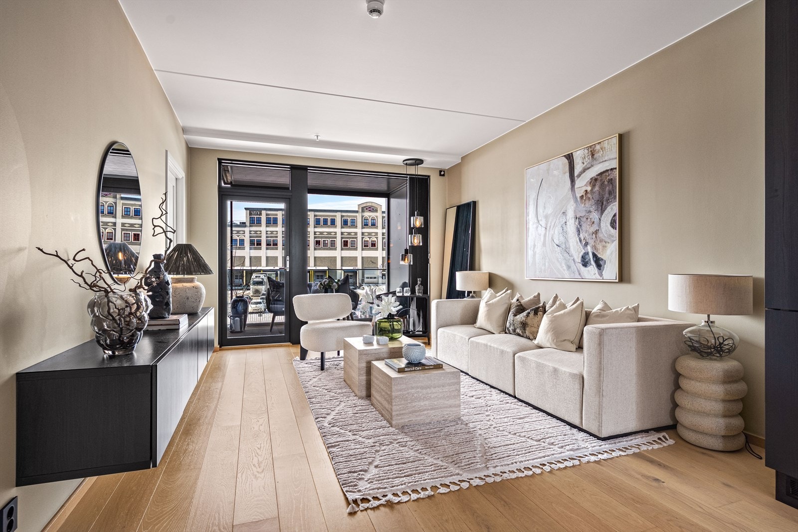 Stuen har vannbåren gulvvarme som gir jevn og behagelig varme, samt balansert ventilasjon som sørger for frisk luft og et optimalt inneklima. Galleribilde