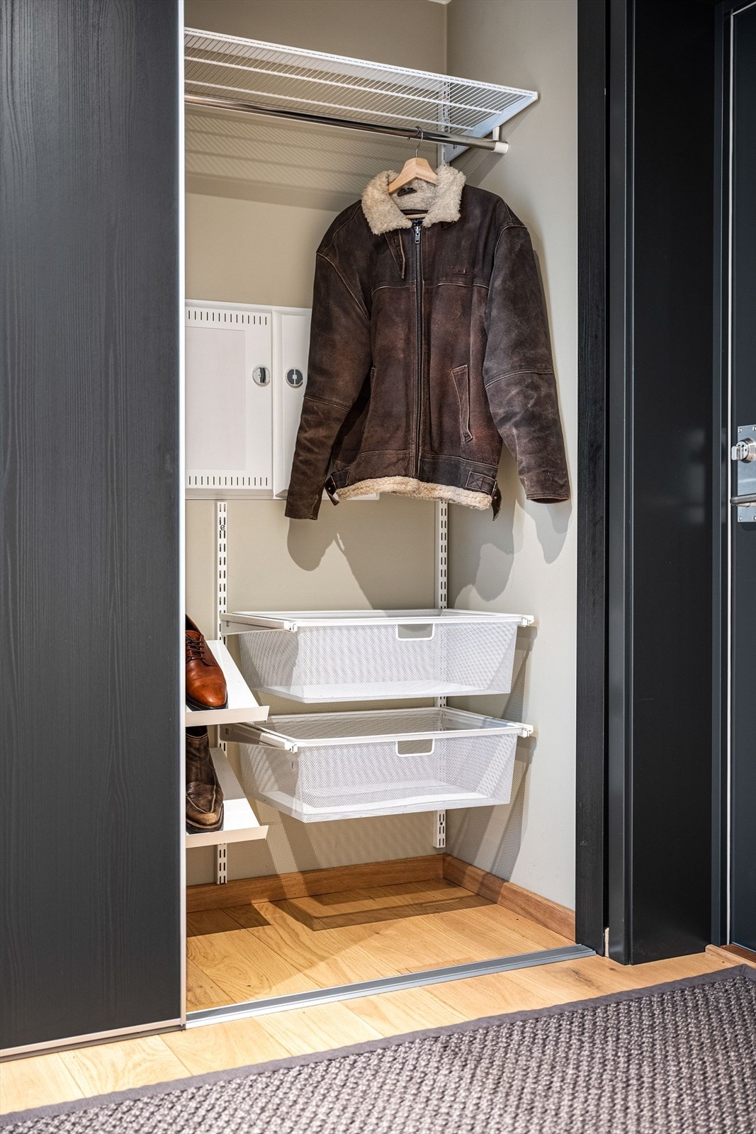 Praktisk skyvedørsgarderobe med god plass til oppbevaring av både tøy og sko. Galleribilde