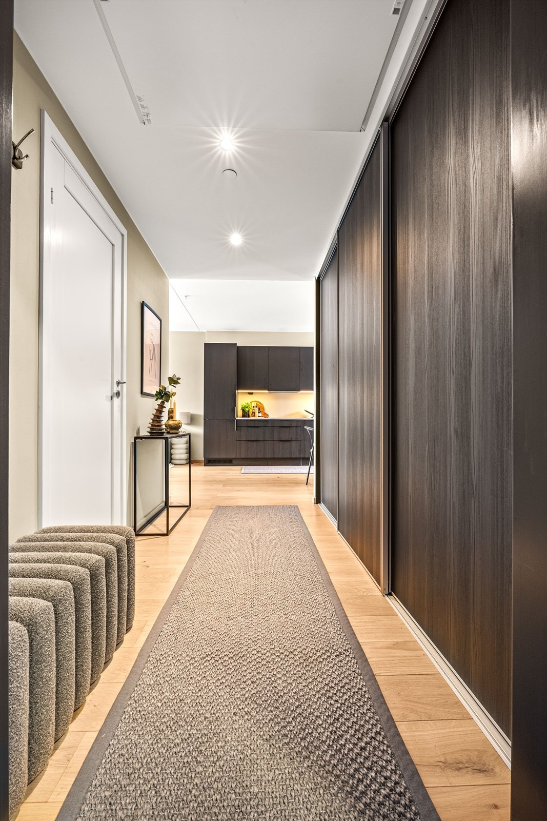 Stor, praktisk skyvedørsgarderobe for oppbevaring av yttertøy sørger for et ryddig "velkommen inn". Galleribilde