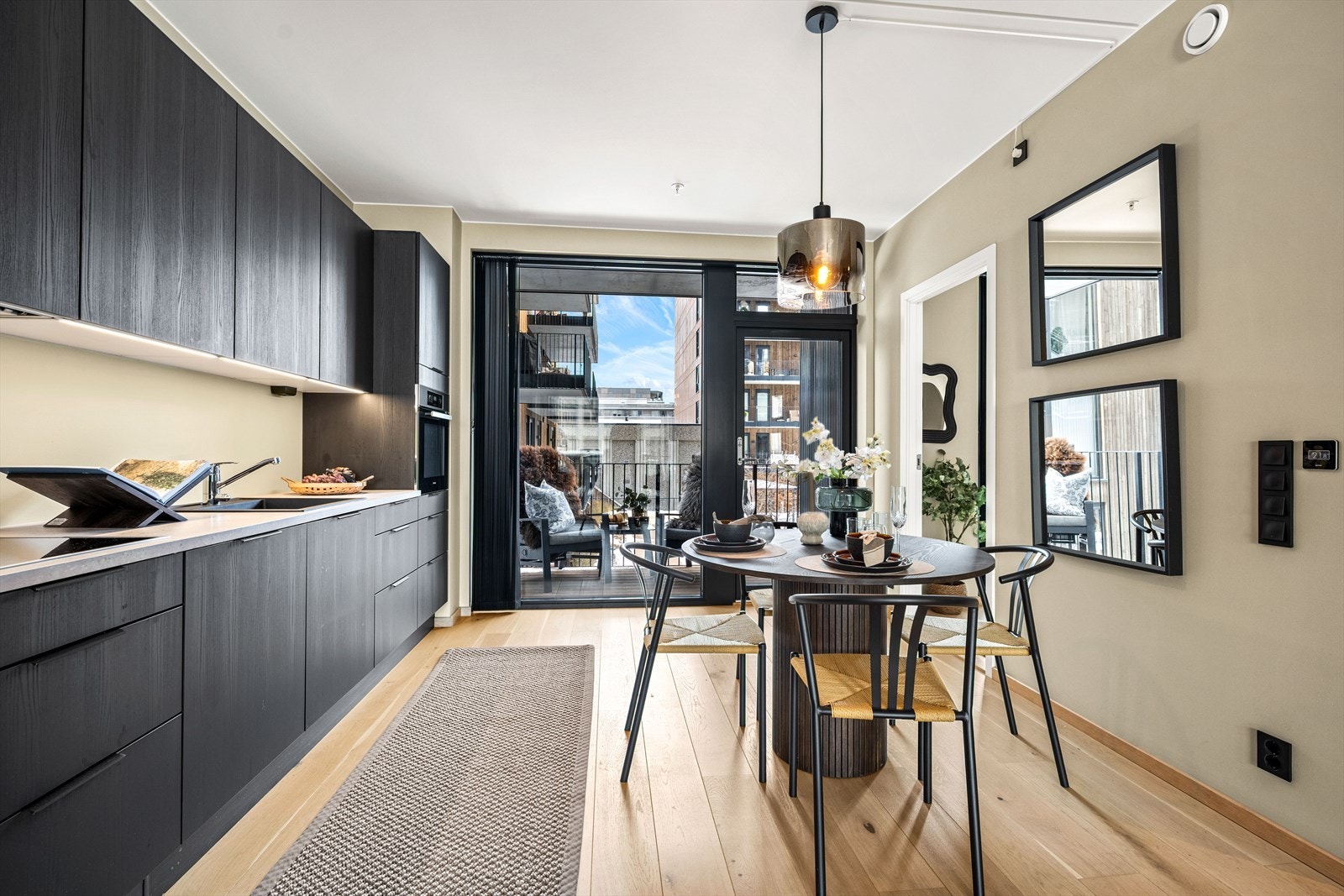 Spiseplassen ligger i praktisk tilknytning til kjøkkenet. Galleribilde