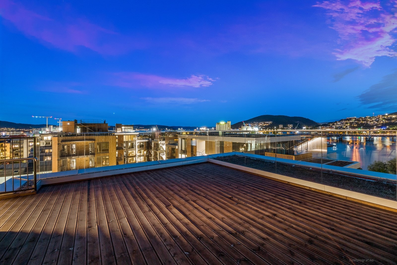 Sameiet har en romslig og imponerende felles takterrasse med en fantastisk utsikt over fjorden og de omkringliggende åskammene. Galleribilde
