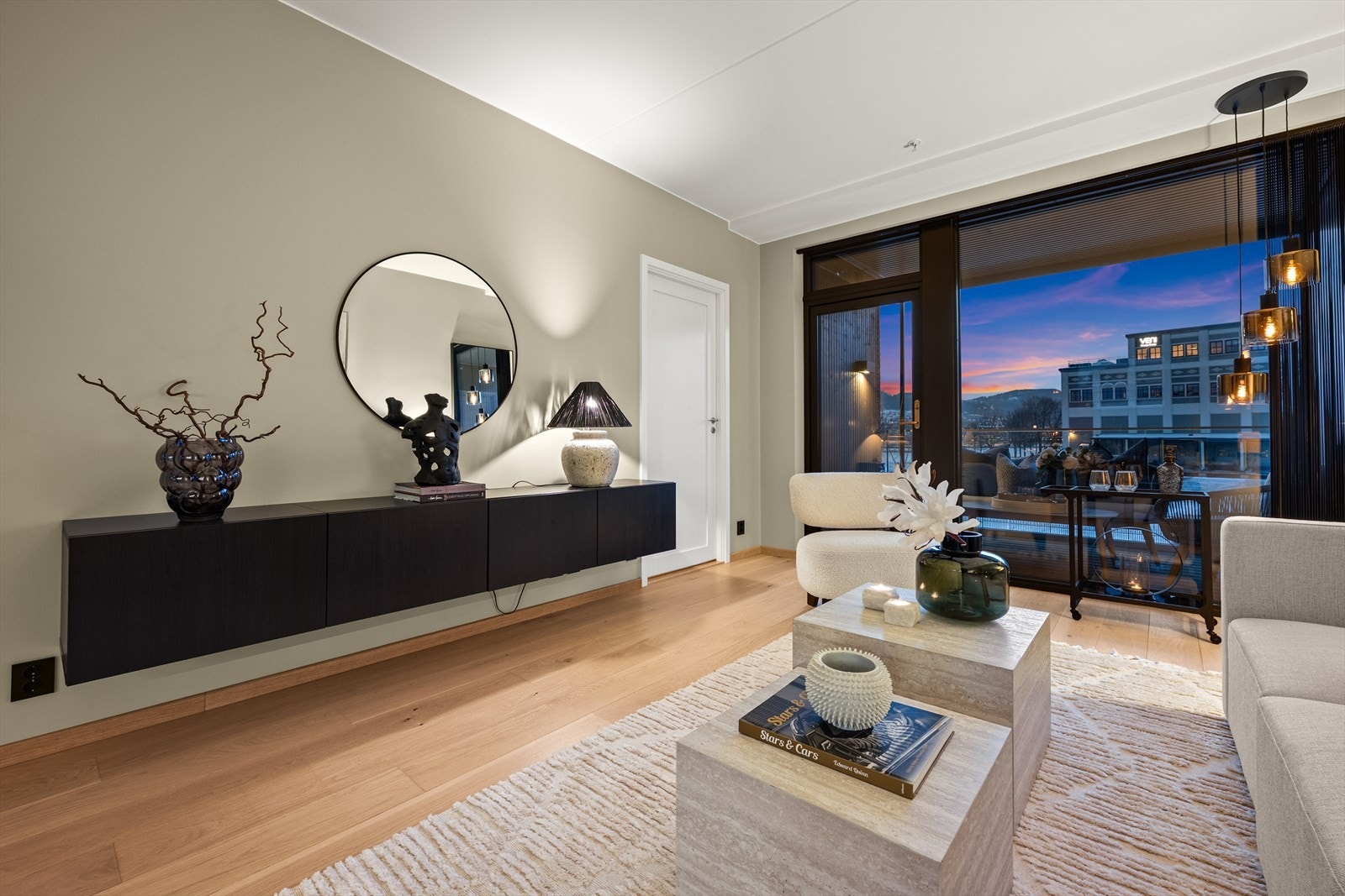 Her får du flott utsikt mot strandpromenaden og elva også fra sofakroken. Galleribilde