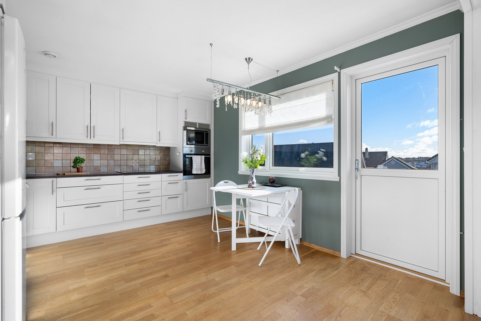 Plass til spisebord i kjøkkensone. Praktisk for både barnefamilier, og når en har gjester Galleribilde