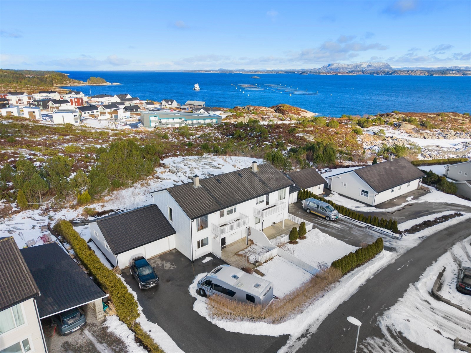 Med sjøen i nærheten har du også kort vei til fritidsmuligheter som fisking og bading Galleribilde