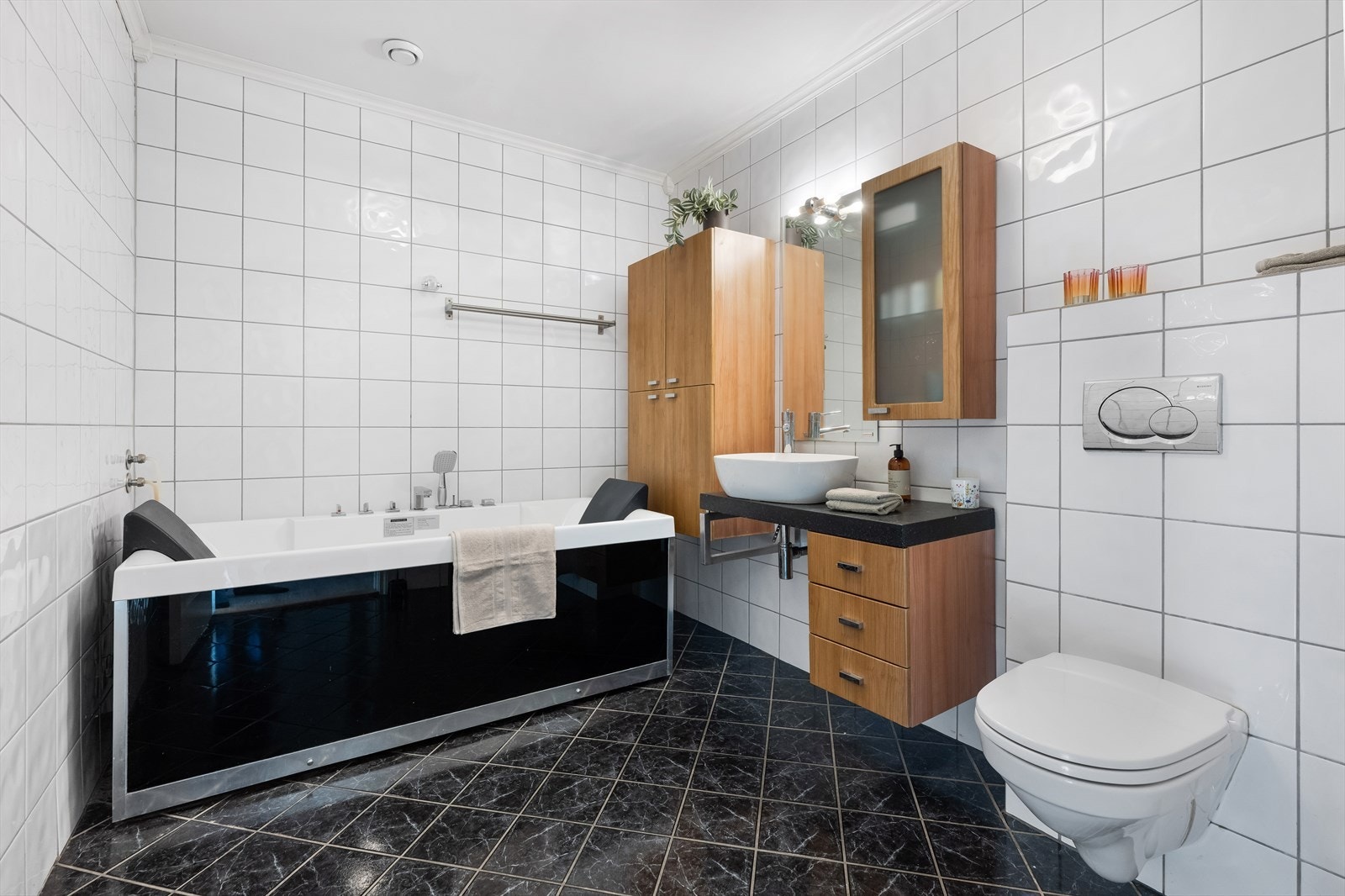 Pent, helfliset bad. Nyt et behagelig bad etter en lang arbeidsdag. Galleribilde