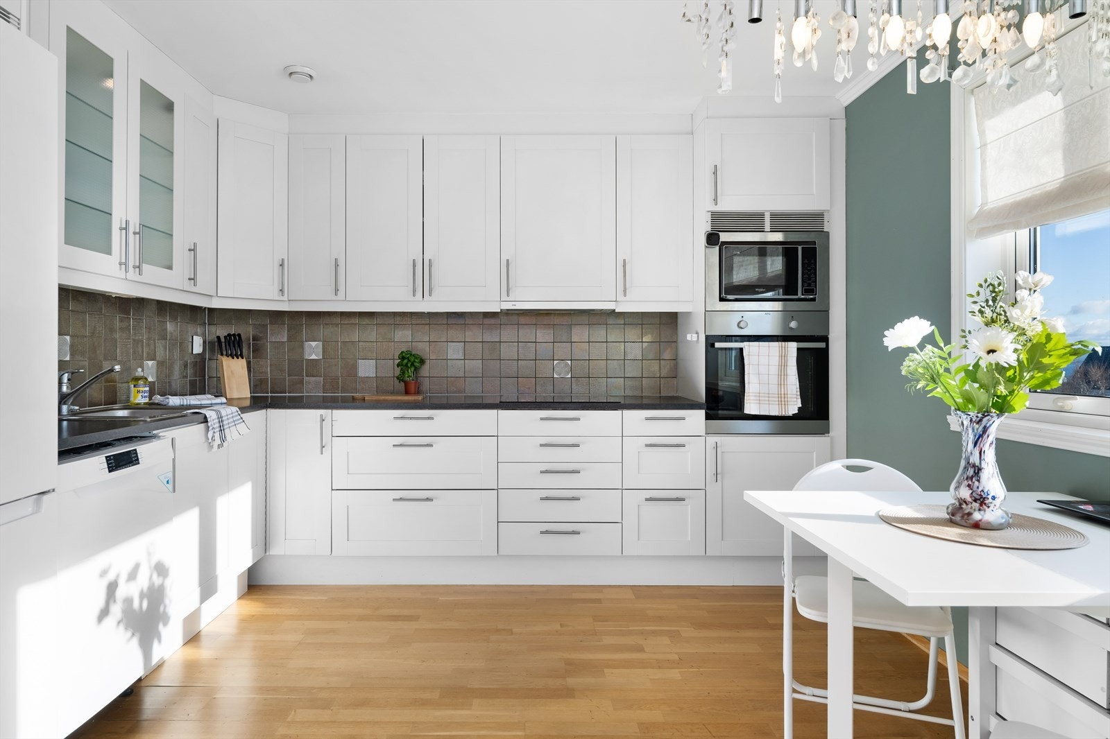 Stekeovn og mikro er plassert i god arbeidsghøyde Galleribilde