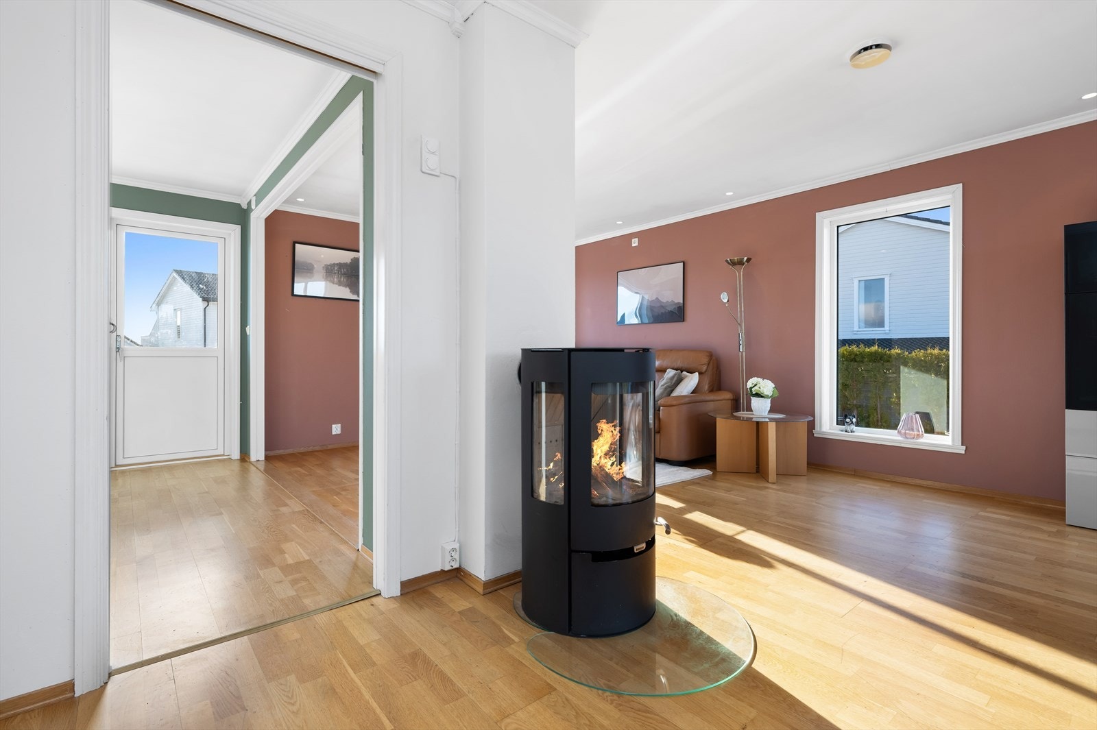 Oppvarming i stue via peisovn fra 2024 og varmepumpe fra 2024. Galleribilde