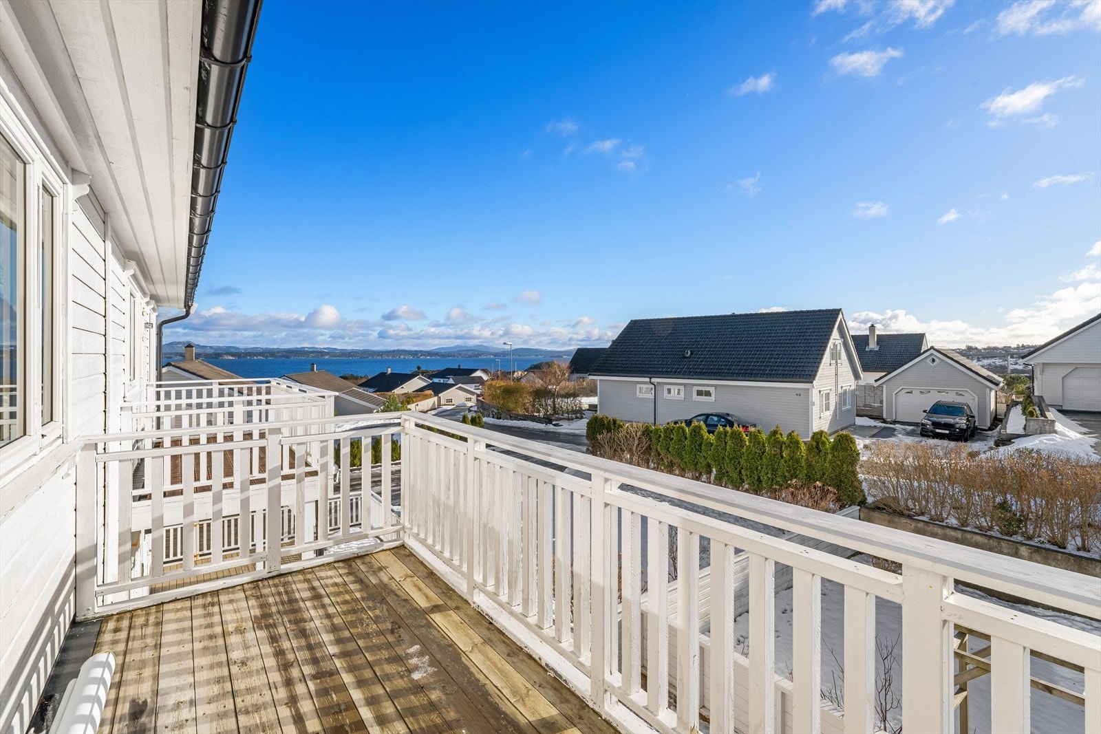 Huset har både altan i 2.etasje, og to uteplasser i 1.etasje. Galleribilde