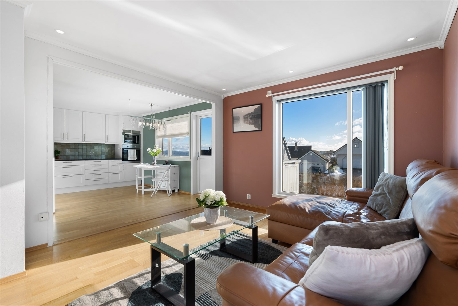 Husets samlingssted er malt i delikate fargetoner og fremstår som innbydende og flott Galleribilde