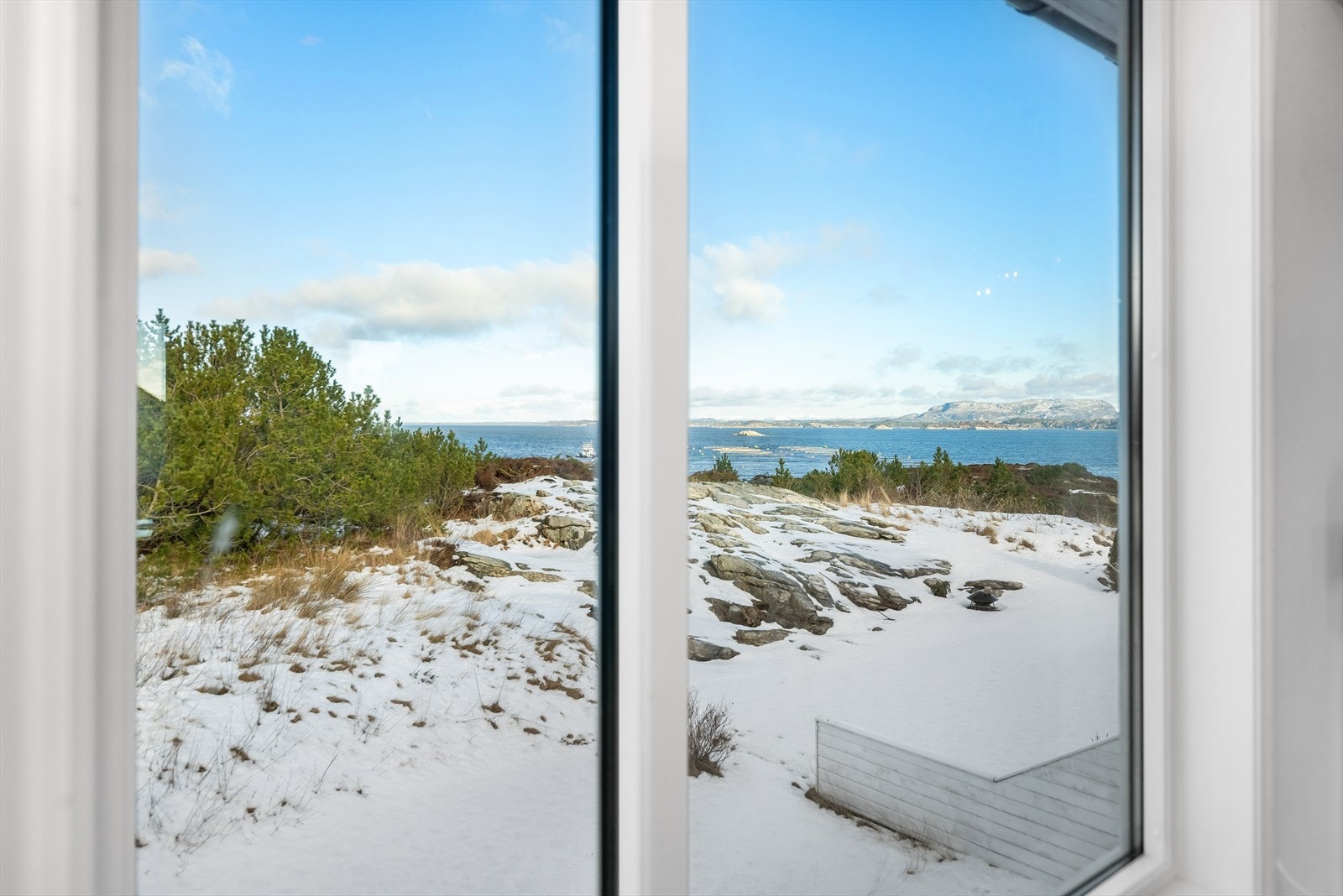 Nydelig utsikt fra både stue og soverom i 2.etasje. Galleribilde