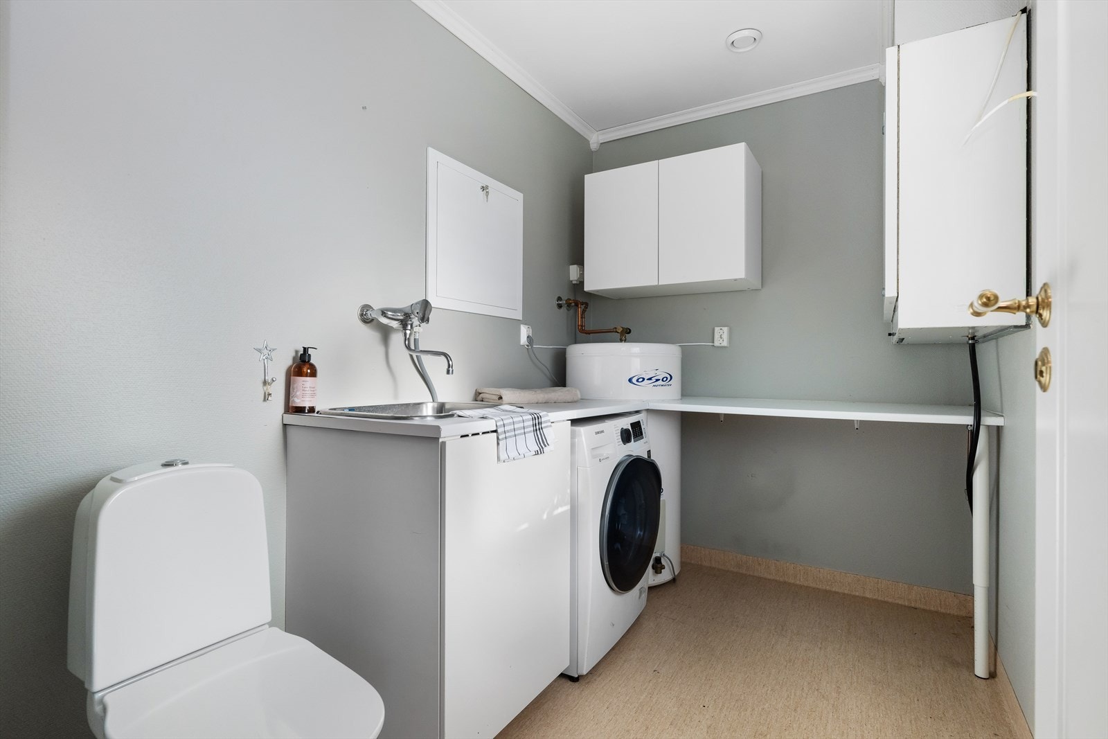 Praktisk, separat vaskerom med ekstra toalett. Galleribilde