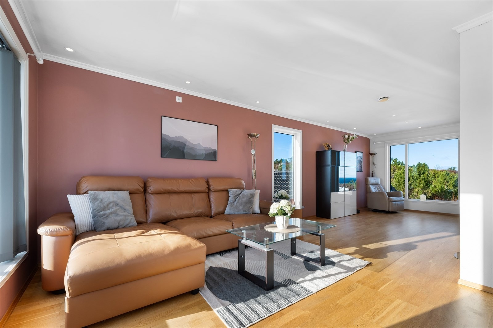 Huset har god planløsning og innehar bla. 4 soverom, stor stue/kjøkken-løsning og adkomst direkte fra hus til garasje Galleribilde