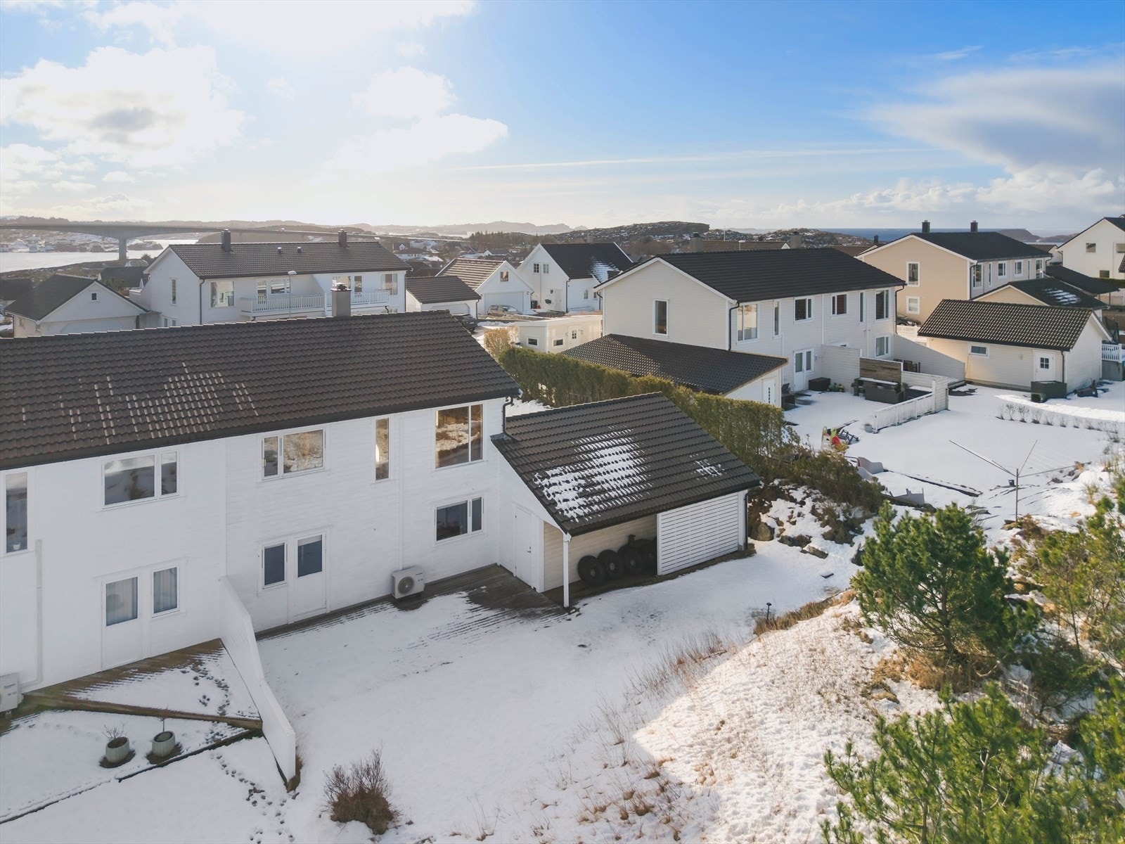 Praktisk oppbevaringsplass på bakside av garasje med plass til ved, dekk etc. Galleribilde