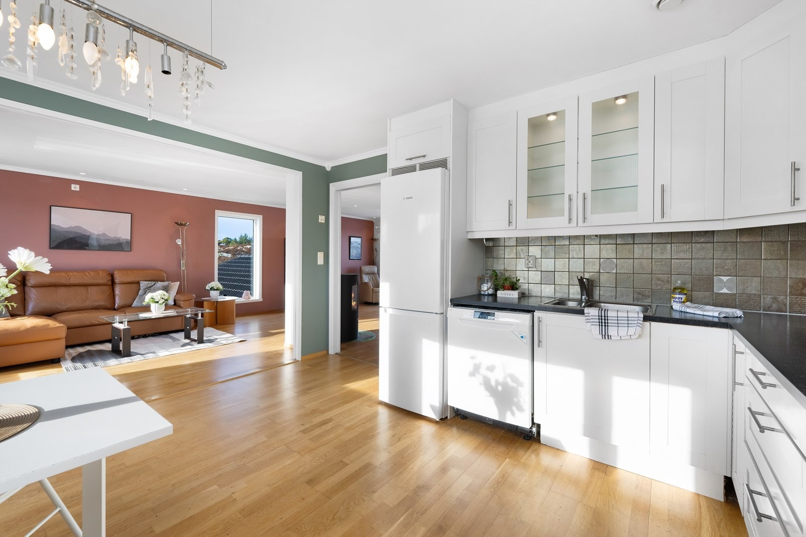 Pent kjøkken med medfølgende hvitevarer Galleribilde